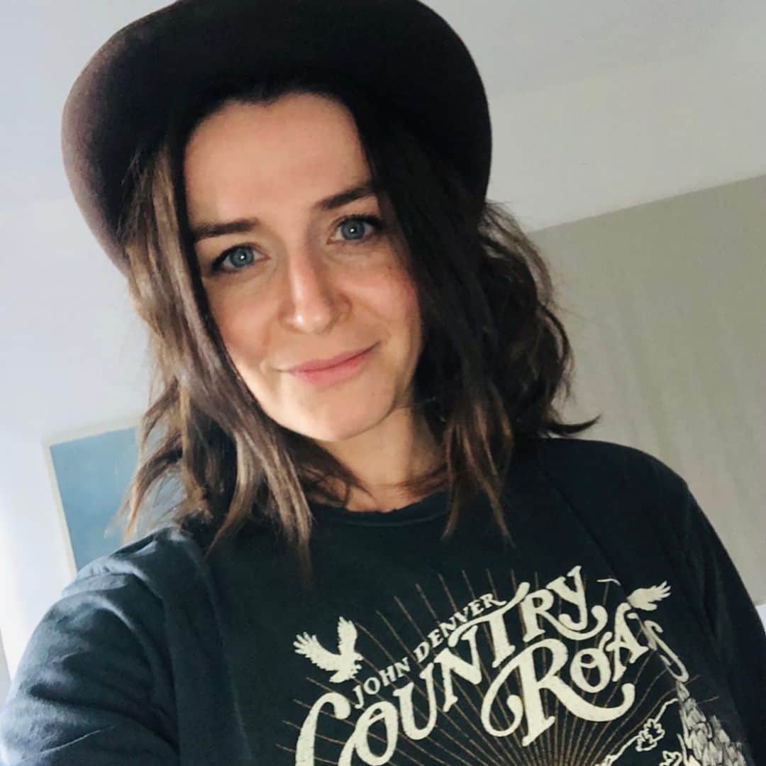 のインスタグラム：「I’m going to say this as straight as I can. Get ready. Some of you won’t like it. But I love you even if we disagree, and I have to say what is true for me. Here it goes. The death penalty is deeply wrong. It is pre-meditated and sanctioned but that doesn’t take away the murder part of taking a person’s life on purpose. The death penalty is the crowning jewel of a broken and loaded criminal justice system that feeds off of and punishes the poor for being poor. Their economic disadvantage is woven into a system that requires this disadvantage to advance other members of the same system. The death penalty has been co-opted and politicized through identity politics in order to secure the Christian vote but that co-opted branding is a gaslight. The death penalty is completely counter to a Christian value system. The Pope himself is completely against it. Jesus died of the death penalty. It is counter to the 10 commandments and the sermon on the mount. It disproportionately affects marginalized communities. It hurts the poor. Jesus would have hated it. I’m pretty sure my feed is about to be filled with lots of anger and hate. People will probably say some pretty mean things. -I accept that you disagree with me and i forgive you in advance because, among other things, Jesus suggests turning the other cheek -for my own sake if not for yours. He wasn’t big on bitterness, resentment  and revenge. Tit for tat wasn’t His thing. Neither was killing people. Even if they killed Him first. (Okay, battening down the hatches. See you after the storm has passed.) With love. ❤️」