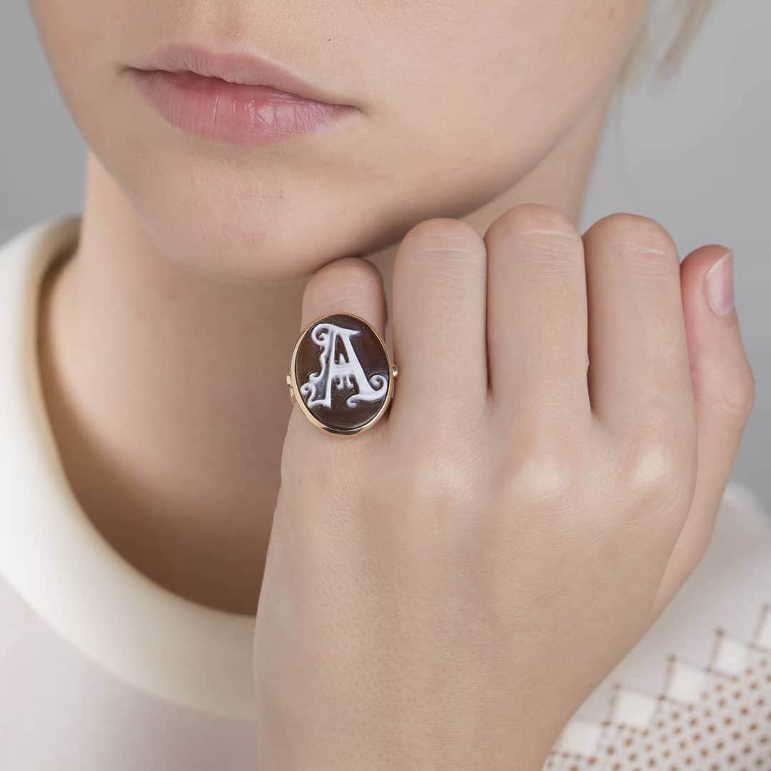 のインスタグラム：「Cameo initial gold ring  #cameo #iossellianifinejewellery #iosselliani #goldring」
