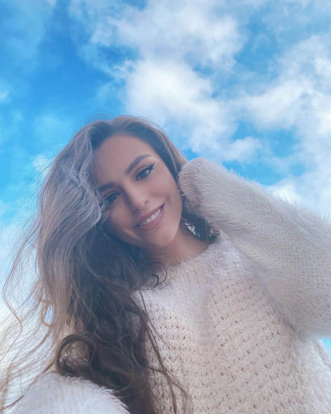 シェール・ロイドのインスタグラム：「Happy Friday! ☁️」