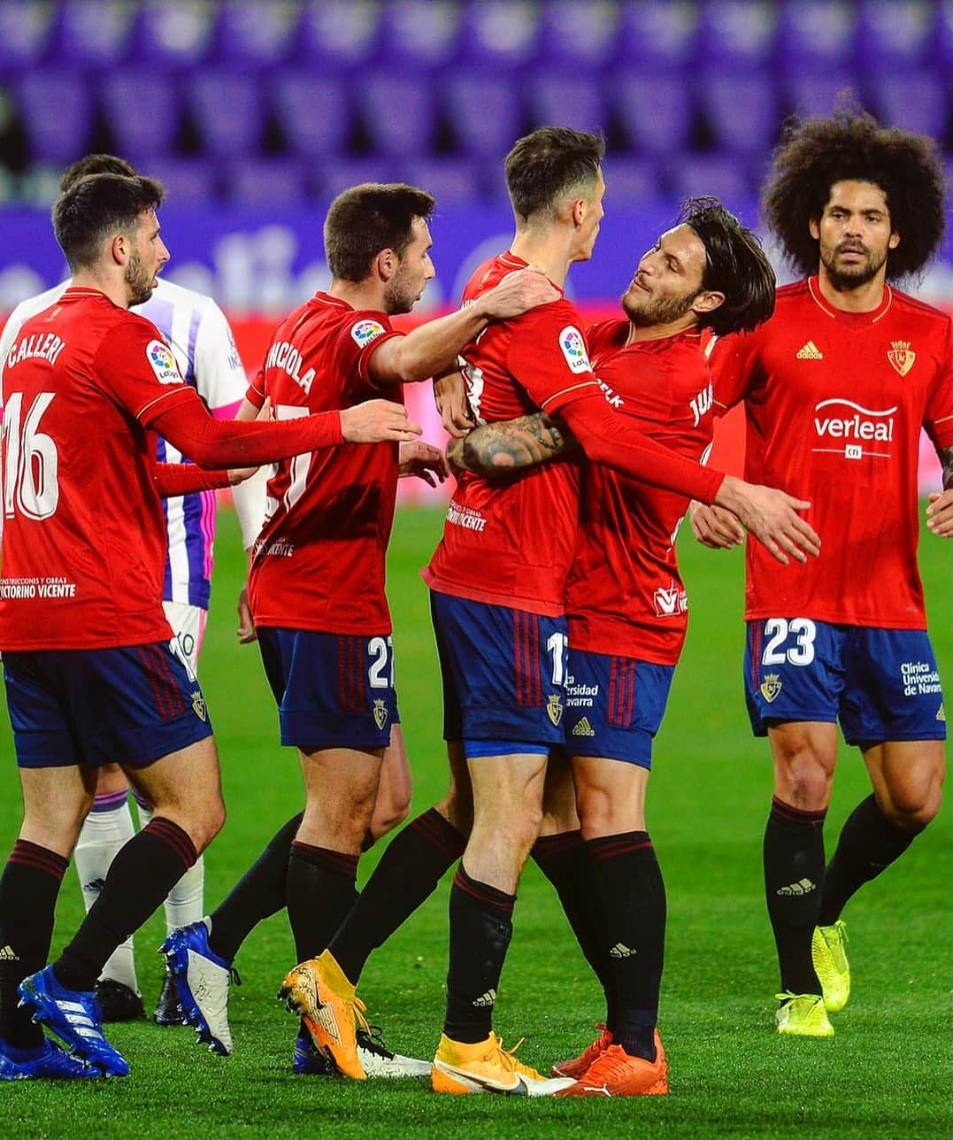 LFPさんのインスタグラム写真 - (LFPInstagram)「TEAM! 🍍❤️  #Osasuna #Team #LaLiga #LaLigaSantander」12月12日 5時56分 - laliga