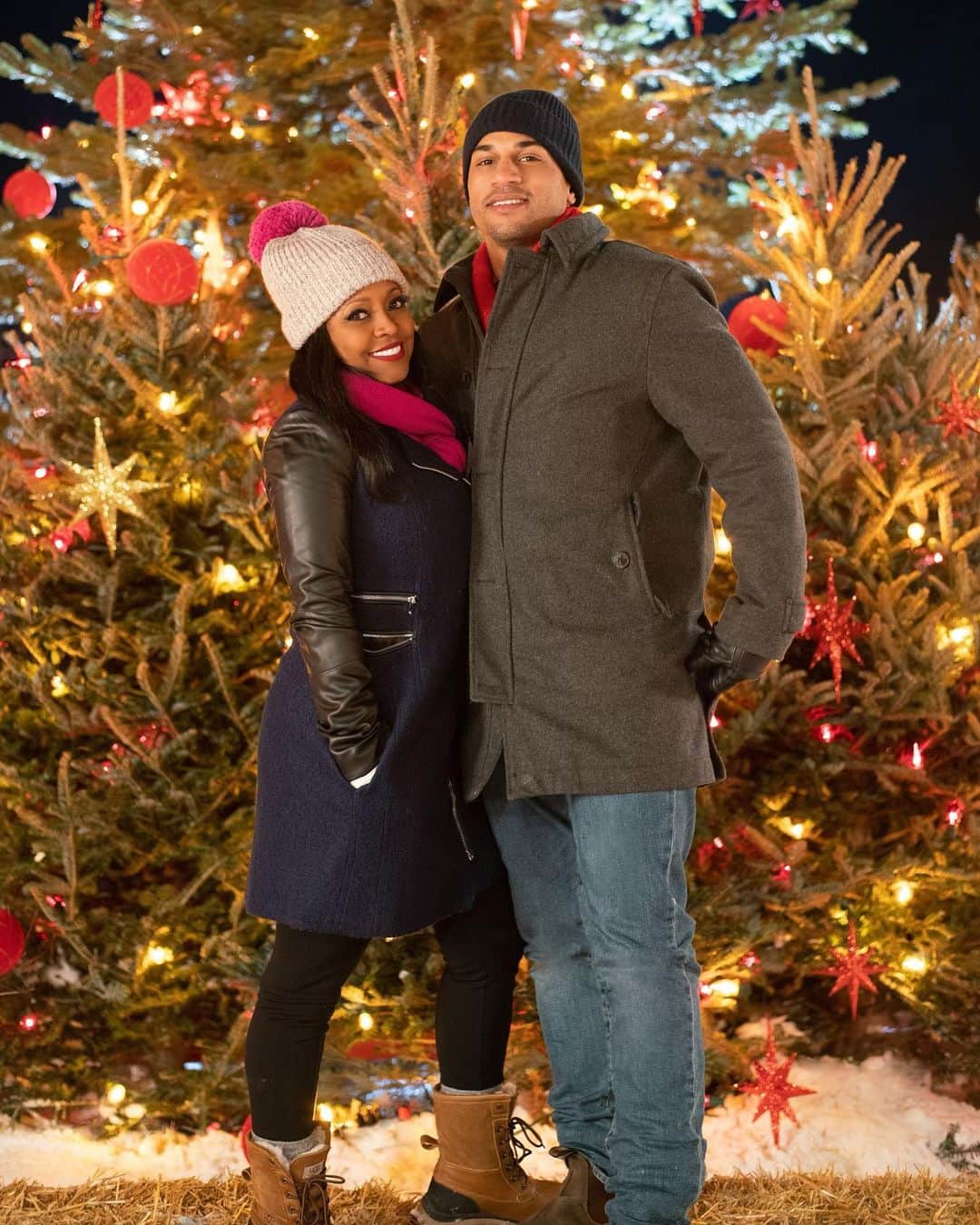のインスタグラム：「Who is obsessed with Christmas movies?!?! 🙋🏾‍♀️ You don’t want to miss #RadioChristmas TONIGHT at 6pm EST on @lifetimetv !!   #TheChristmasAunt #RadioChristmas #ItsAWonderfulLifetime」