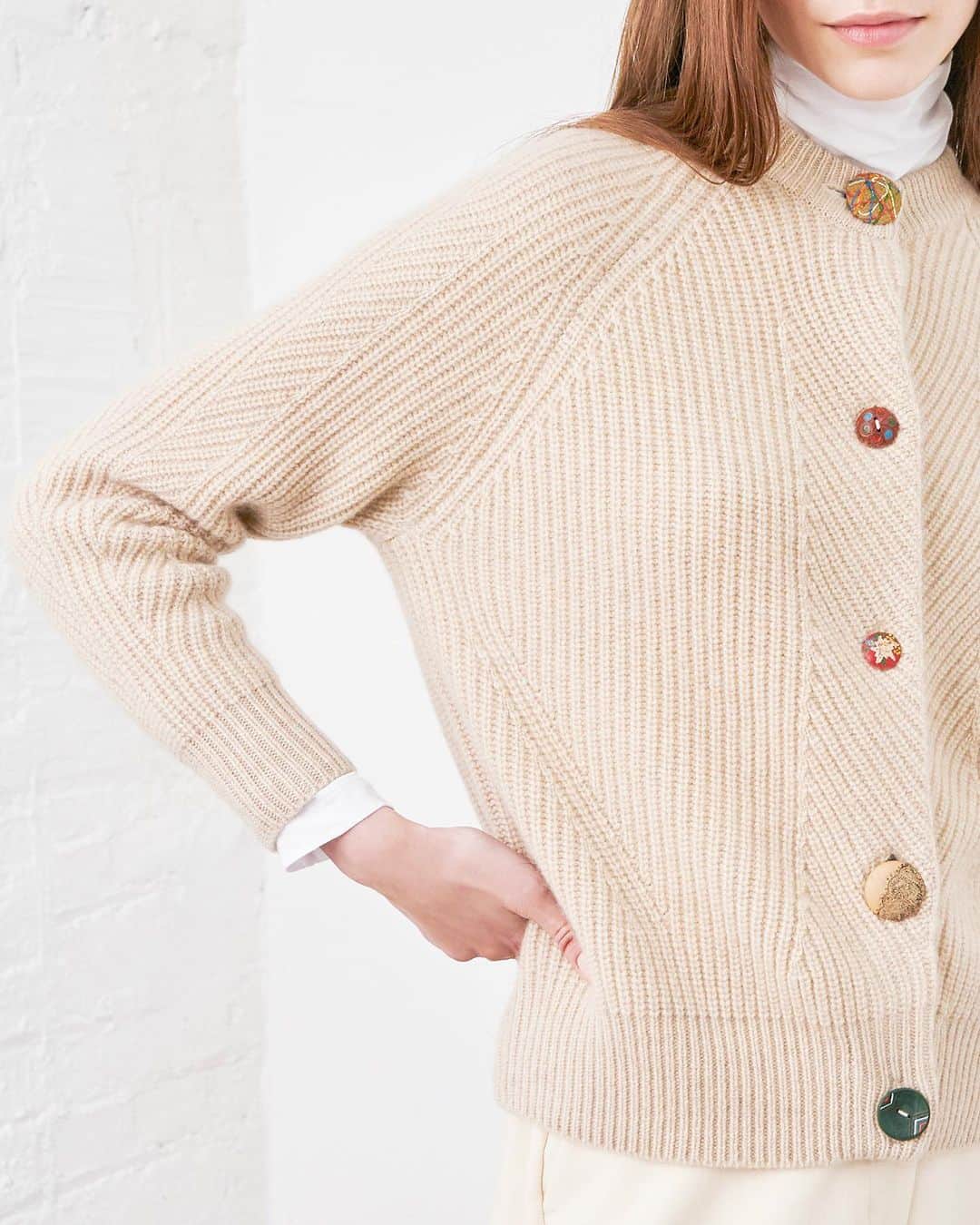 のインスタグラム：「Earlier this year, we introduced our yearlong project of creating one-of-a-kind cardigans that are now sold at the DEMYLEE Futakotamagawa store and our Ron Herman Japan stockists. We received a lot of feedback and response from our customers here in the U.S. and wanted to launch our own selection of one-of-a-kind pieces exclusively for our website!   This season, we are offering our classic cashmere cardigan with a unique selection of hand sourced buttons. Each button has been sourced and hand selected from around the world and comes with a story of its own. The buttons have been attached to our classic cashmere cardigans and create something special to be worn, loved, and treasured.  Just in time for the holidays! Here at our design team HQ, we think the buttons look like little gems against the ultrasoft, plush cashmere sweaters. • Link in bio  #oneofakind #cashmere #cardigans #vintage #buttons #rhinestones #pearlescent #neutrals #novelty #wood #nostalgic #duck #bunny #horse #fish #red #navy #gold #shell #metal #moonandstars #flora #squares #blackglass」