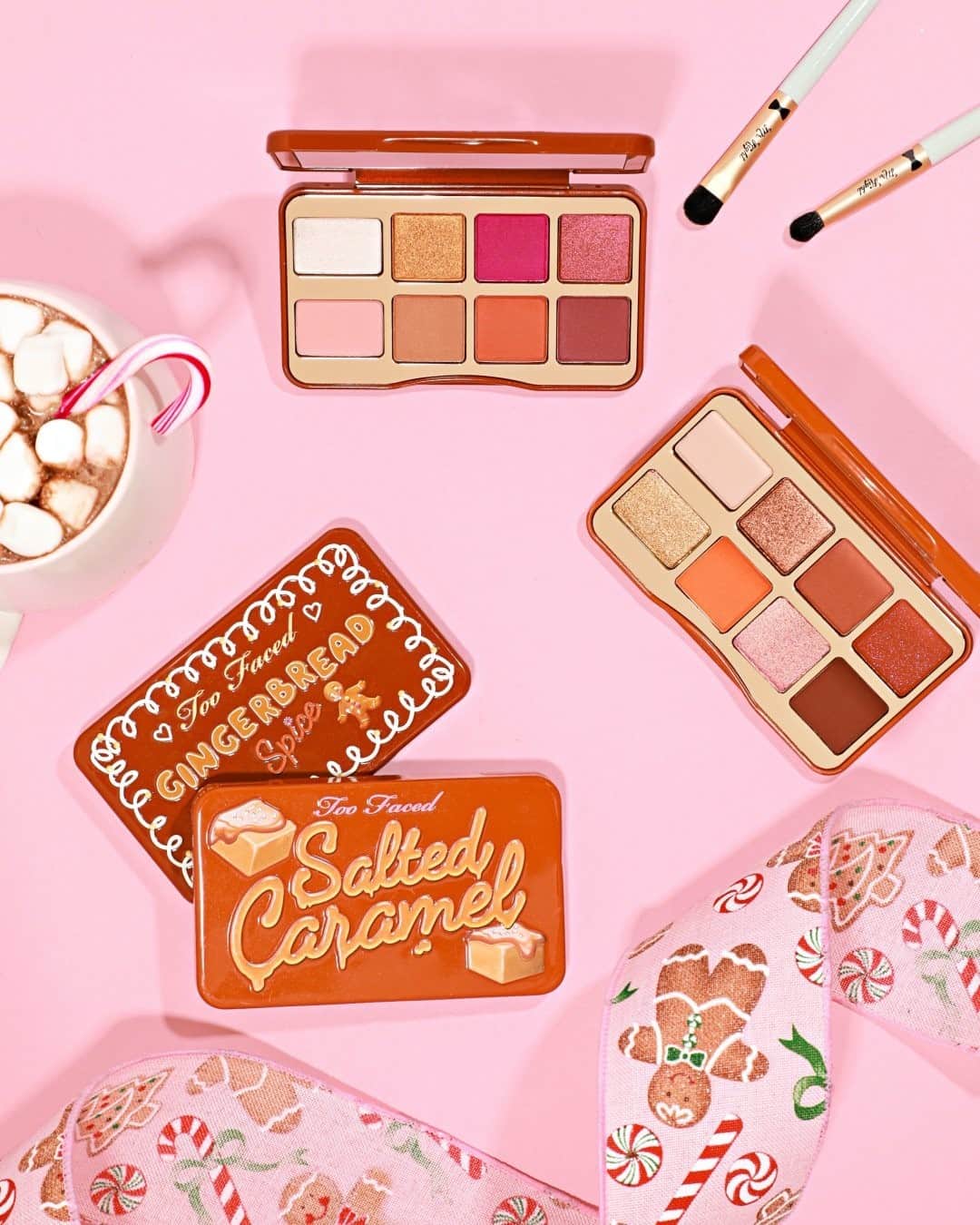 Too Facedのインスタグラム：「Stocking stuffers 😍✔️ Our bite-sized Gingerbread Spice & Salted Caramel Eye Shadow Palettes are perfect for creating looks anywhere, anytime! #toofaced」