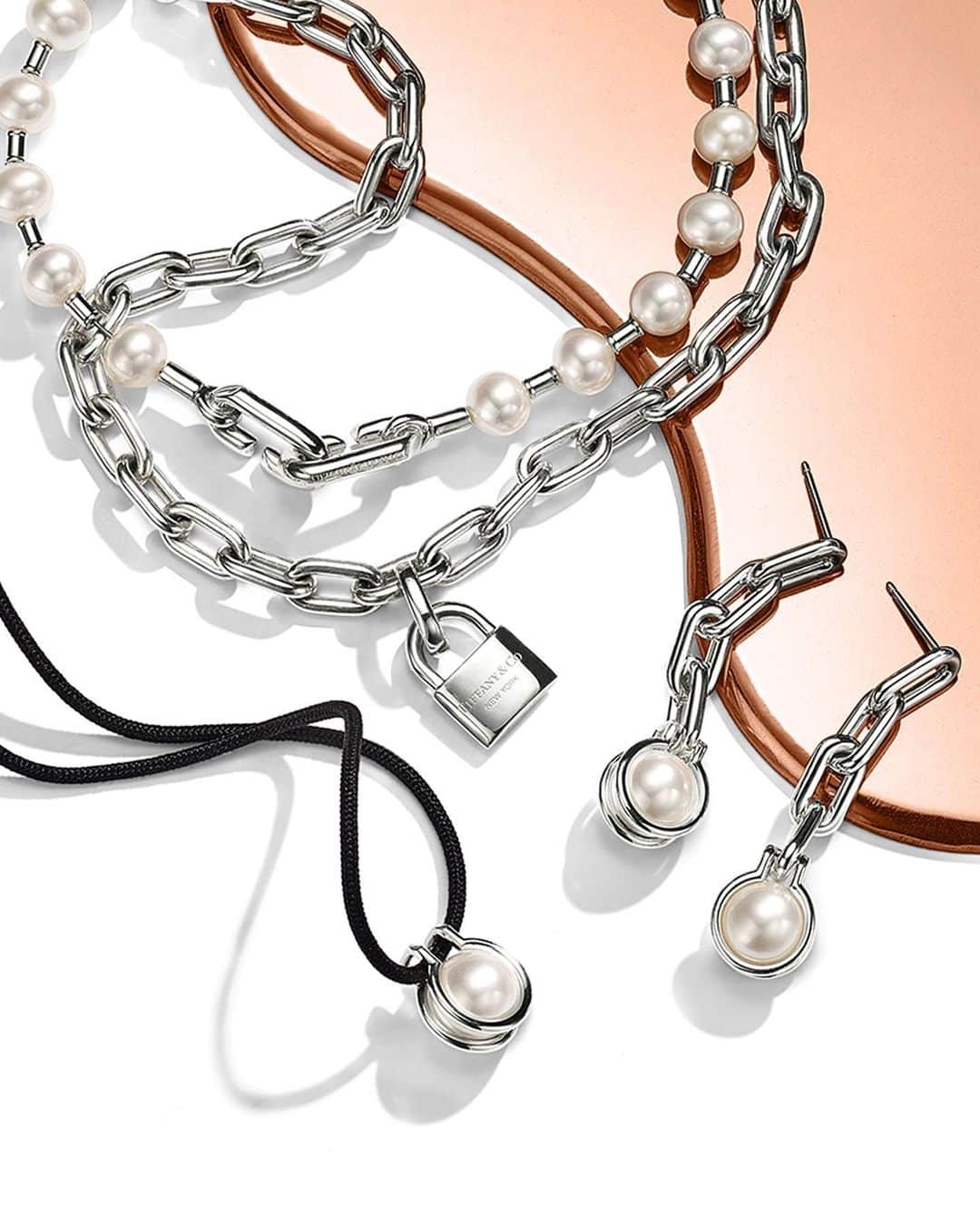 ティファニーさんのインスタグラム写真 - (ティファニーInstagram)「Luster for life. Tap for the power of pearls and discover more via the link in bio. #TiffanyFavorites #TiffanyAndCo」12月12日 0時39分 - tiffanyandco