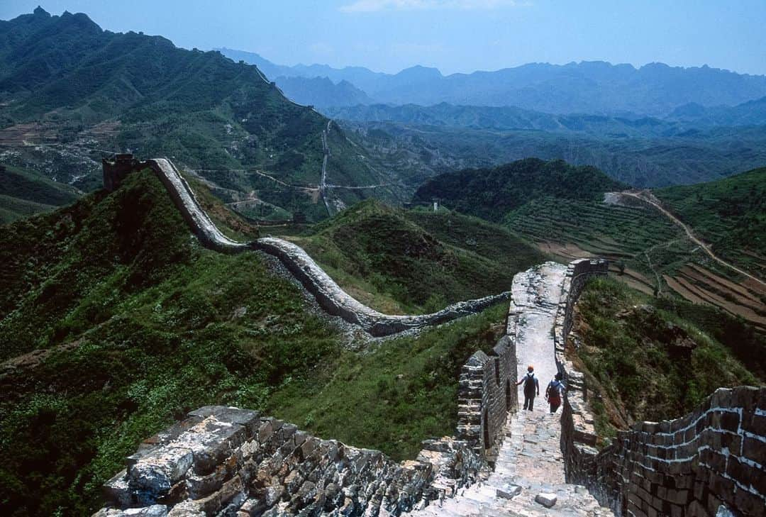 National Geographic Travelさんのインスタグラム写真 - (National Geographic TravelInstagram)「Photos by Michael Yamashita @yamashitaphoto / Despite being one of the Seven Wonders of the World, a UNESCO World Heritage site, and the most recognizable symbol of China, the Great Wall is really not a single wall at all. It is a series of fortifications built over centuries, dating back 2,700 years, to help ward off incursions by nomadic tribes to the north.  The portion that gets the most attention—and tourists—was built during the Ming dynasty, from the 14th through the 17th centuries. Badaling, the section of the Ming wall northwest of Beijing, is a truly impressive stone and brick collection of watchtowers, fortresses, and barracks that once housed thousands of soldiers and served as a conduit for transporting men and arms over long distances. But farther to the west, the wall tapers off to a dilapidated barrier made of rammed earth winding through the wilderness.  Though the wall was often breached by invaders making end runs around it—most notably Genghis Khan—it did function as a symbol of China's military might and ability to fortify huge swaths of territory and reign over its millions of citizens. And no, contrary to popular belief, it can't be seen from outer space. #greatwall #greatwallofchina #mingdynasty #china #Badaling」12月12日 0時39分 - natgeotravel