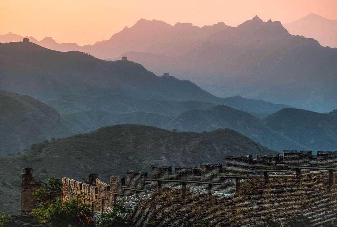 National Geographic Travelさんのインスタグラム写真 - (National Geographic TravelInstagram)「Photos by Michael Yamashita @yamashitaphoto / Despite being one of the Seven Wonders of the World, a UNESCO World Heritage site, and the most recognizable symbol of China, the Great Wall is really not a single wall at all. It is a series of fortifications built over centuries, dating back 2,700 years, to help ward off incursions by nomadic tribes to the north.  The portion that gets the most attention—and tourists—was built during the Ming dynasty, from the 14th through the 17th centuries. Badaling, the section of the Ming wall northwest of Beijing, is a truly impressive stone and brick collection of watchtowers, fortresses, and barracks that once housed thousands of soldiers and served as a conduit for transporting men and arms over long distances. But farther to the west, the wall tapers off to a dilapidated barrier made of rammed earth winding through the wilderness.  Though the wall was often breached by invaders making end runs around it—most notably Genghis Khan—it did function as a symbol of China's military might and ability to fortify huge swaths of territory and reign over its millions of citizens. And no, contrary to popular belief, it can't be seen from outer space. #greatwall #greatwallofchina #mingdynasty #china #Badaling」12月12日 0時39分 - natgeotravel