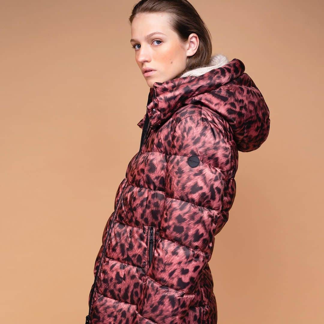 ジェオスピリットのインスタグラム：「ARAGONITE PRINT • Geospirit 4Elements #fire #water #air #earth #geospirit #fallwinter2020 #newcollection #fashion #fw20 #womancollection #fw20lookbook #winterjackets #geospirit4elements」