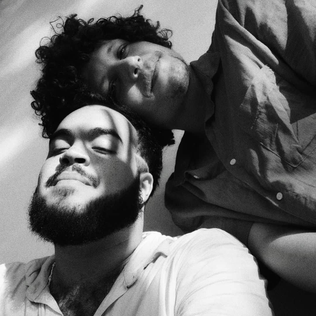のインスタグラム：「Hoje Fran e Chico Chico lançam um álbum que já nasce um clássico!!! Um trabalho emocionante de dois artistas lindos, um que eu pari e o outro que vi no ventre de sua mãe. Estou emocionada e morrendo de orgulho de vocês, meus Franciscos. O link para ouvir está no meu Story 🖤  Fotos: @zabenzi lançado pelo selo @blacktape」