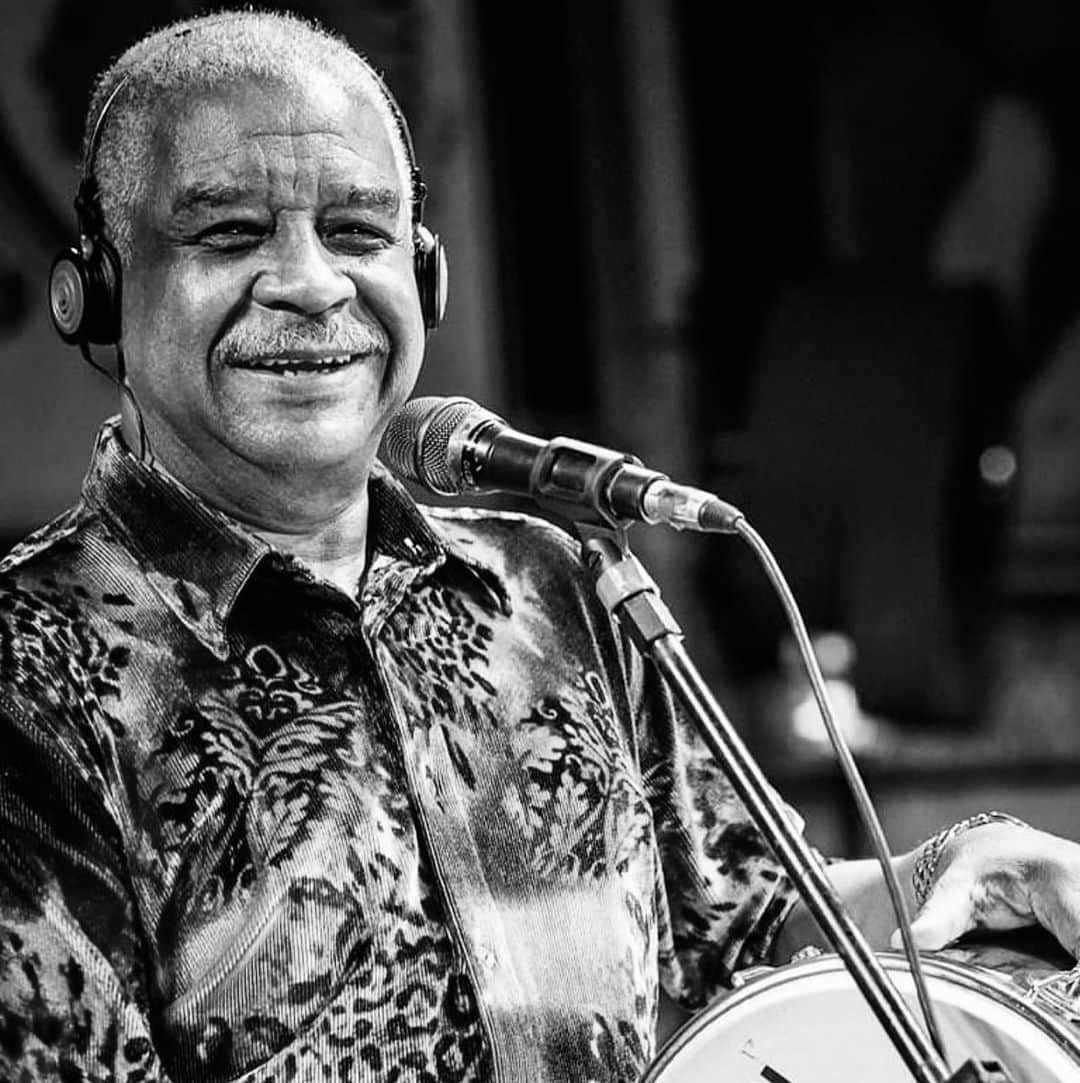 Sorriso Marotoのインスタグラム：「O samba está de luto. O seu legado está eternizado na nossa música, na nossa história e nos nossos corações. Nossos sentimentos a todos do Fundo De Quintal, fãs, familiares e amigos. Que Deus nos conforte nesse momento. Descanse em paz, mestre Ubirany 🙏🏾🖤」