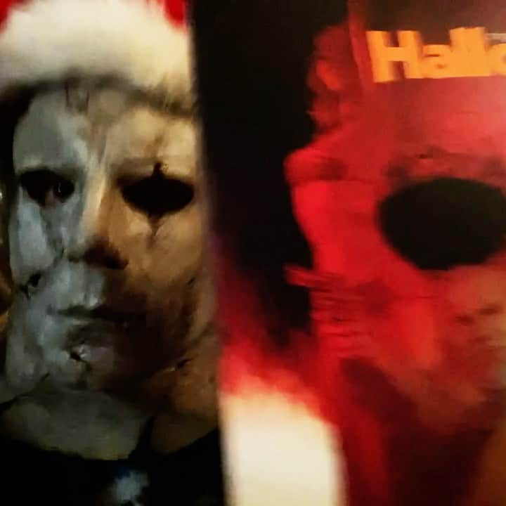 ロブ・ゾンビのインスタグラム：「Why is Santa Myers so happy? 🎅🎃Because it’s Halloween in December! The orange vinyl Halloween soundtracks are in! After a long covid shutdown of pressing plants we now have orange vinyl!!!! 🎃 Order yours now from @waxworkrecords 🎅🎃🔪 Double album! Deluxe booklet! Gatefold ! Full color inner sleeves! This package is AWESOME! #halloween #michealmyers #christmas 🌲」