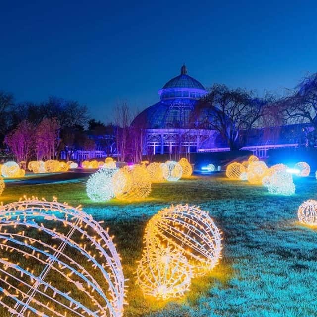 ニューヨーク植物園のインスタグラム：「NYBG GLOW dates continue to sell out, so don't wait too long to grab your tickets. ✨ . These nights of brilliant color and light illuminate our landmark landscape, including the Enid A. Haupt Conservatory, and continue on select dates throughout December and into January. Hit the link in our bio to learn more about these after-dark events that bring, music, dance, and outdoor fun to the Garden this holiday season—and register for your preferred dates. . #NYBGglow #AllInNYC」