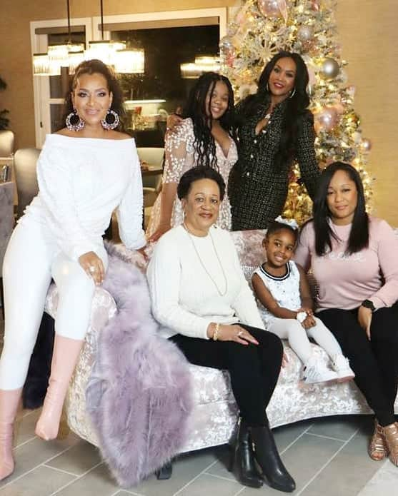 ヴィヴィカ・A・フォックスさんのインスタグラム写真 - (ヴィヴィカ・A・フォックスInstagram)「TGIF Dawlings! #FabFri pix as we kick off those FAB Christmas family photos! FUNTIMES with da LA SQUAD @thereallraye1 @babybellarae @kia.todd @bodsbytodd @trb.angel @tj.tharentoddjr @nanihdk & #Ray Pix by @fromheavensview Rocking @donneepardieu skirt set @louboutinworld boots Makeup @chrisamore_ Hair @kenyaonhair Viv's Xmas tree by @troyraydesigns #LifeIsGood #GodIsGood #Blessed #Respect #GurlPower #VivicaFoxHair #TeamVivica #TeamFox #MyGrindDontStop #LegitimateCareer #BossMoves #LoveWins #COCKTAILSWITHQUEENS #CLASSICBADCHICKS 🤗🤑💖🖤👸🏾🎄」12月12日 0時36分 - msvfox