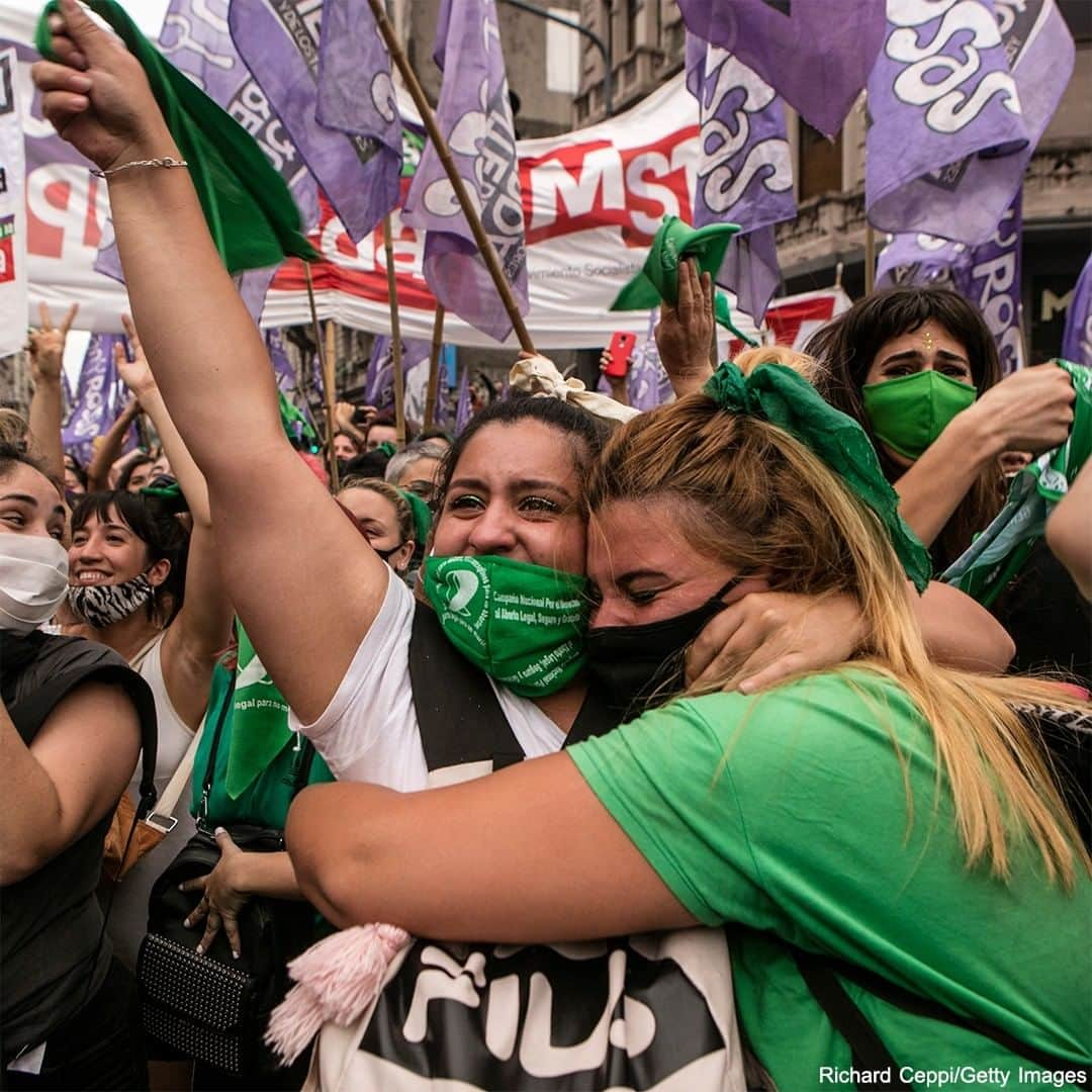 ABC Newsさんのインスタグラム写真 - (ABC NewsInstagram)「Pro-choice demonstrators celebrated in the streets of Buenos Aires, Argentina, after lower house representatives gave half sanction to a bill that would legalize abortion. The bill is set to head to the Senate for review. #demonstrations #abortion #argentina #international」12月12日 0時39分 - abcnews