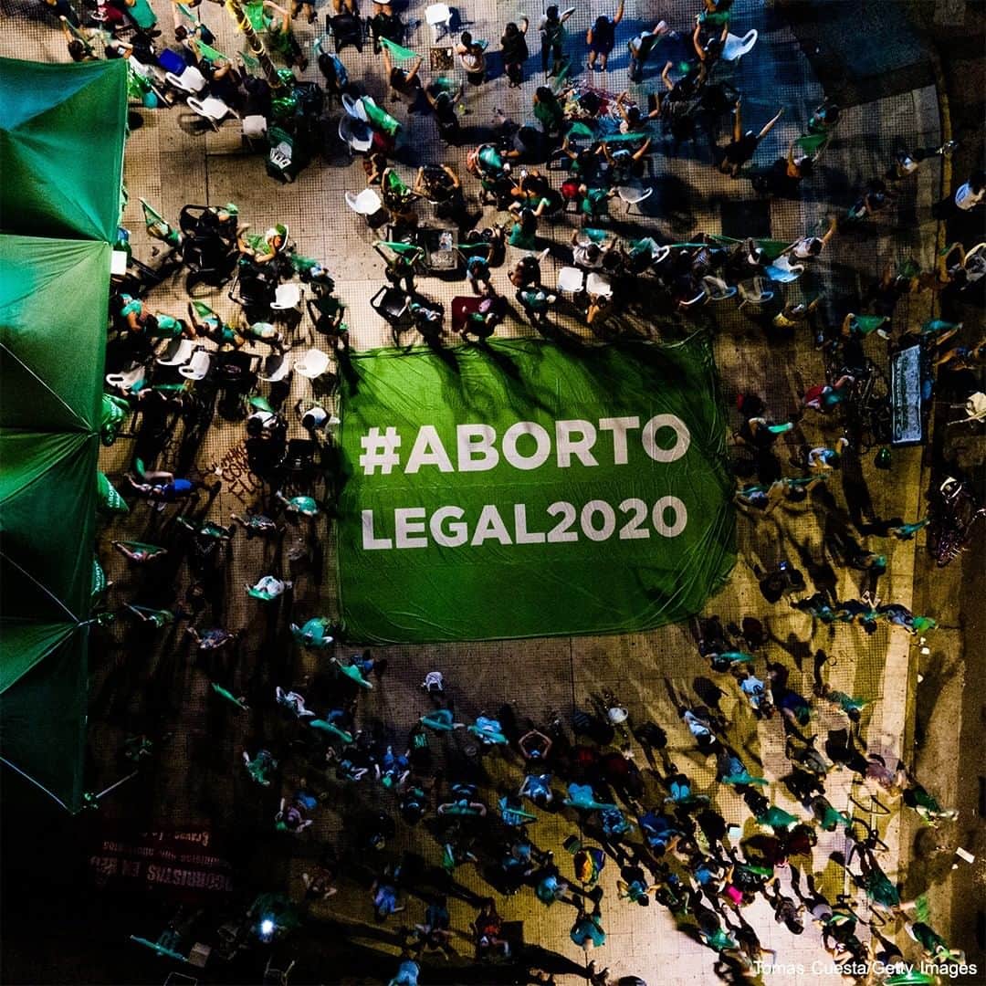 ABC Newsさんのインスタグラム写真 - (ABC NewsInstagram)「Pro-choice demonstrators celebrated in the streets of Buenos Aires, Argentina, after lower house representatives gave half sanction to a bill that would legalize abortion. The bill is set to head to the Senate for review. #demonstrations #abortion #argentina #international」12月12日 0時39分 - abcnews