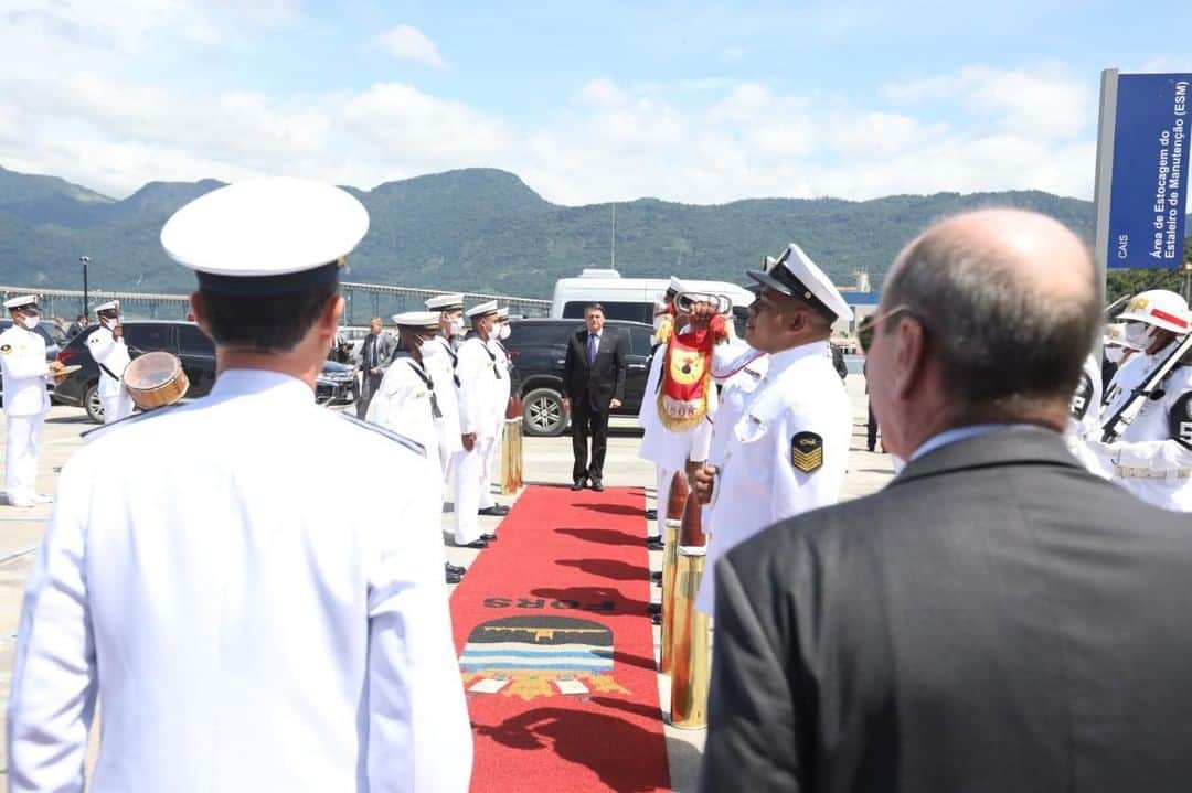 ジルマ・ルセフのインスタグラム：「O Presidente Jair Bolsonaro participou, na manhã desta sexta-feira (11) do lançamento ao mar do submarino Humaitá. O evento, que integra as comemorações pelo Dia do Marinheiro, aconteceu no Complexo Naval e Industrial de Itaguaí (CNI), no Rio de Janeiro. Fotos: Isac Nóbrega e José Dias/PR」