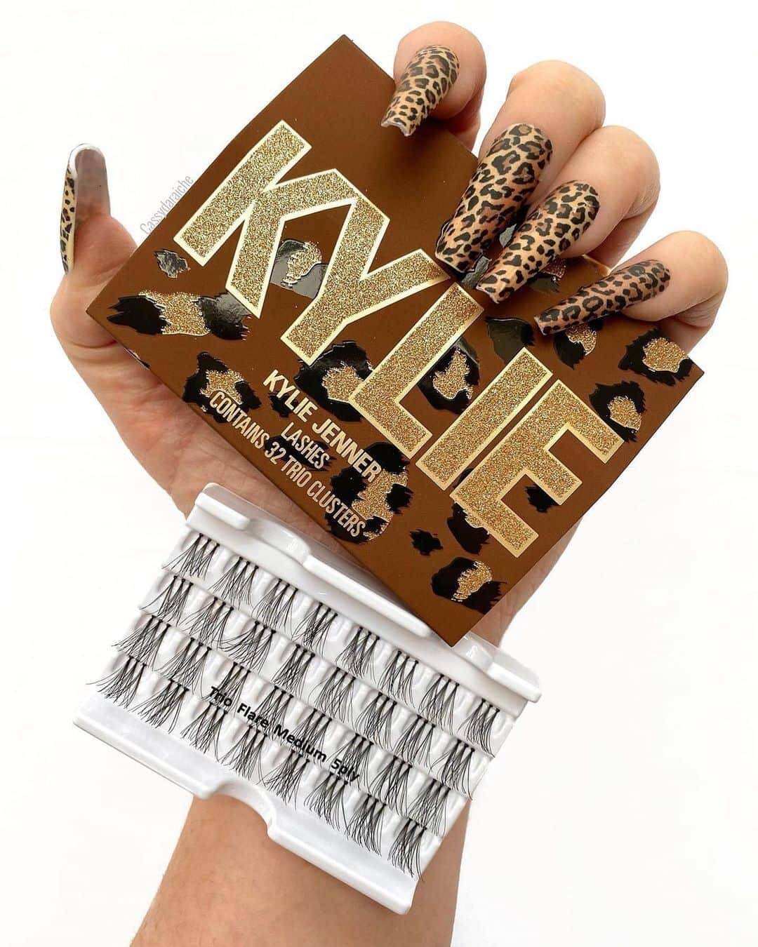 Kylie Cosmeticsさんのインスタグラム写真 - (Kylie CosmeticsInstagram)「Don’t miss the Leopard Individual Lash Trio restock! Swipe to see these gorgeous lashes in action ✨ KylieCosmetics.com」12月12日 0時48分 - kyliecosmetics