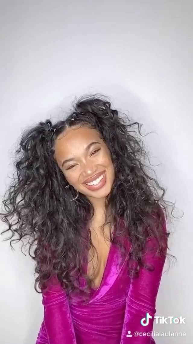 I N S T A B R A I Dのインスタグラム：「Where are my curly haired girls at?! Loving this fun and holiday friendly curly haired look by @cecilialaulanne 💥」