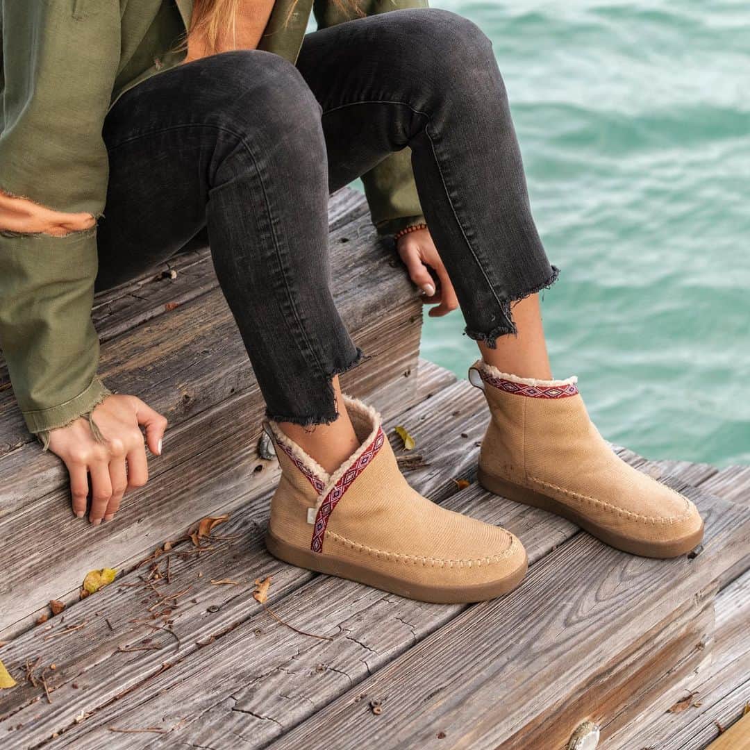 サヌークのインスタグラム：「Introducing the all-new Nice Bootah Cord—always cheeky, cozy AF and undeniably cute slip-on booties that’re ready to rock to all your cold-weather happy places.」