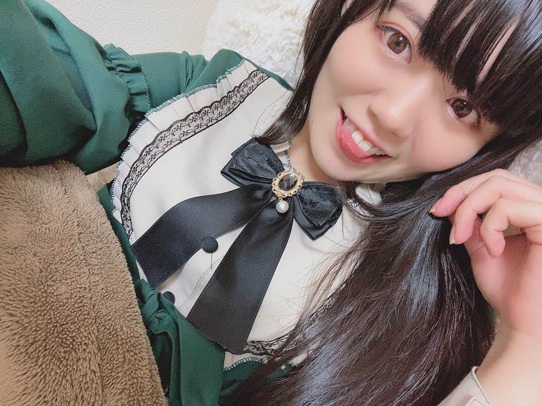 のインスタグラム：「帰宅っっ！  #グラビア #グラドル #黒髪ストレート #girl #ぱっつん前髪 #前髪 #ぱっつん #アイドル #idol #ワールドエンドラヴァー #女優  #写真 #写真好きな人と繋がりたい #グラビア好きと繋がりたい #photooftheday #photography #actress #花咲希音 #自撮り#グラドル自画撮り部」