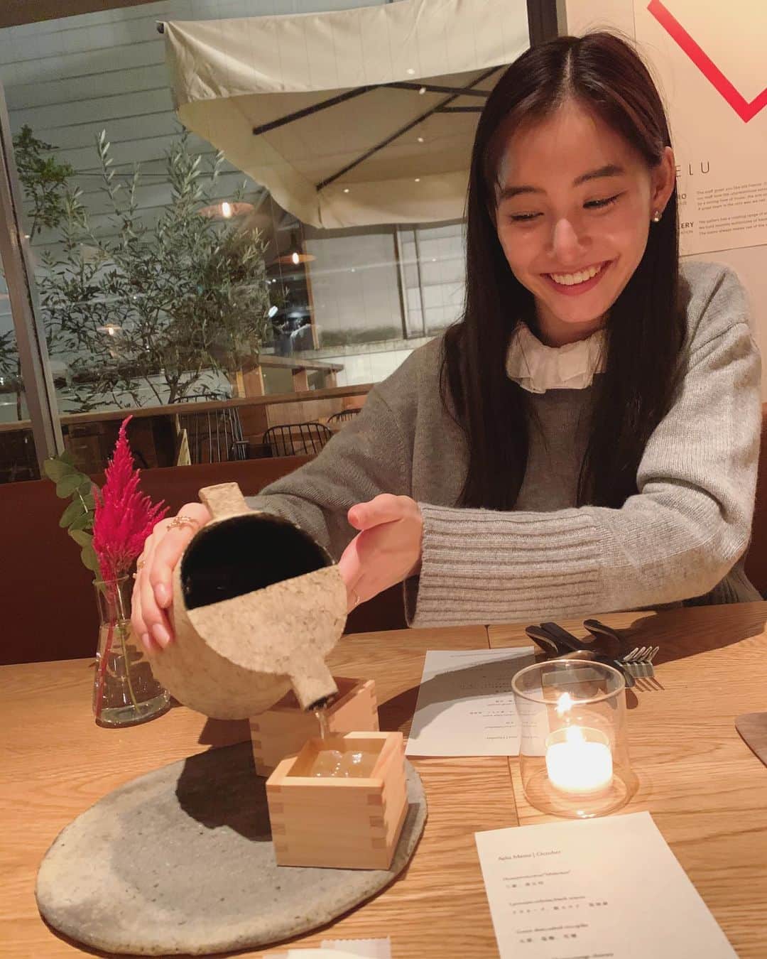 新木優子さんのインスタグラム写真 - (新木優子Instagram)「私服ばっかりだったので🤔 ちょっと前のお友達と久しぶりにご飯を食べた時の写真を☺️ 美味しくしあわせだったなぁ。  日本酒に見えてヒノキの香りのノンアルコールドリンク美味しかったなぁ♡」12月12日 0時45分 - yuuuuukko_