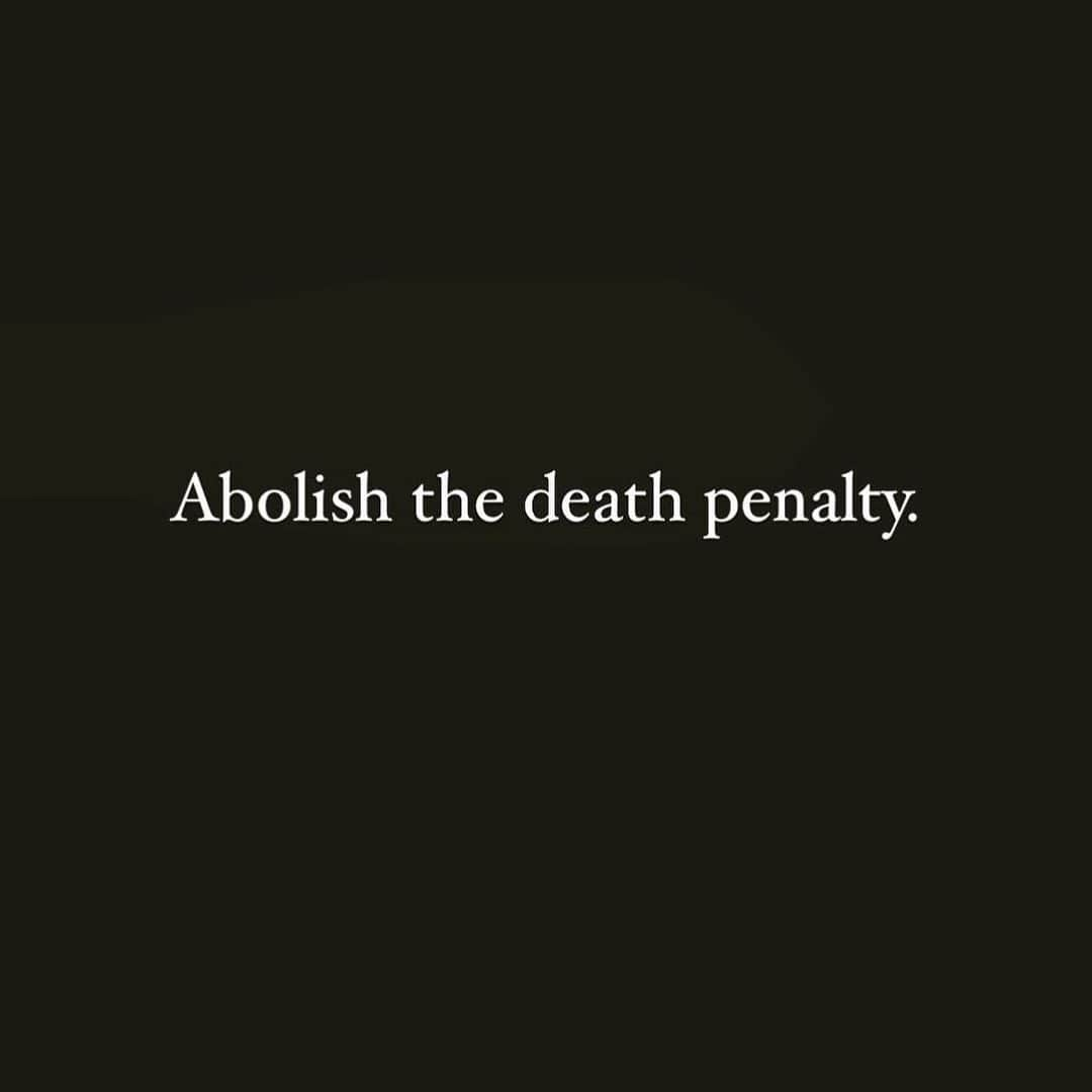 ビジー・フィリップスさんのインスタグラム写真 - (ビジー・フィリップスInstagram)「It makes no sense to me that this is still happening in our country. The death penalty is archaic and wrong. It must be abolished. Link in my profile to sign your name to the #breatheact @mvmnt4blklives  Via @sarahsophief :   #brandonbernard was killed by the government. No one is safer in light of this heinous act. Brandon’s life mattered.   Where are the pro-life people now? Where is their outrage?  The federal government under Donald Trump has executed more individuals in recent months than had been executed in the preceding 60 years.  The death penalty is inhuman, ineffective, racist, classist and must be abolished.   Via @mspackyetti :   The state should not be killing people.   Not through militarism. Not by police. Not because of ICE. Not by medical negligence.   And not by death penalty.   And yes. It is that simple.  Via @jduffyrice :  For what it’s worth, I don’t think anyone has to be innocent, or a hero, or redeemed for their life to be worth saving. I don’t think we should kill people. It’s that simple. Because someone has blood on their hands doesn’t mean we should collectively have blood on ours.  Via @talbertswan:   Dylan Roof murdered 9 Black people at a Charleston church. He was taken to Burger King after his arrest.  He’s alive.  Brandon Bernard was 18, didn’t know those he was with we’re going to kill a couple, didn’t pull the trigger, was convicted as ‘an accomplice.’  He was executed.  #abolishthedeathpenalty #blacklivesmatter #stayhuman #keepshowingup」12月12日 0時57分 - busyphilipps