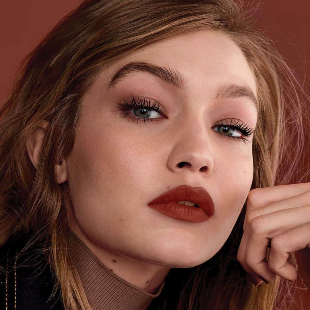 Maybelline New Yorkさんのインスタグラム写真 - (Maybelline New YorkInstagram)「Just in time for the holidays!🎁 Our NEW Spiced Edition lippies have the perfect reds for a bold lip. @gigihadid is wearing our #superstayinkcrayon shade ‘rise to the top’. Drop a 💋 below if you can’t wait to get your hands on these shades!」12月12日 0時53分 - maybelline