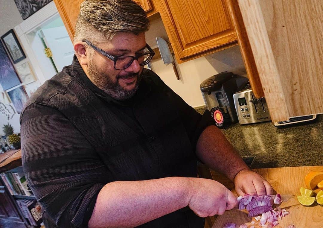 Grace Bonneyのインスタグラム：「Hey all! I’m Jarrett Melendez (@jamarmel) and I’ll be taking over the D*S Instagram account today. I’m a Latinx, Boston-based former cook, but these days I write comics and graphic novels. My upcoming graphic novel from @onipress is called Chef’s Kiss, which is a queer romance that takes place in a restaurant. I’m also working on a cookbook called The Comic Kitchen that’s filled with illustrated recipes. I’ll be sharing some artwork from my super-talented collaborators from both books today. __________________  I love sharing meals with people, but I especially love cooking for friends and loved ones. One of my go-to dishes when I have people over for dinner (remember that?) is carnitas. Today, I’ll be sharing the illustrated recipe from The Comic Kitchen with you and demonstrating it via Stories. Looking forward to sharing a little bit of my Mexican heritage with all of you!」