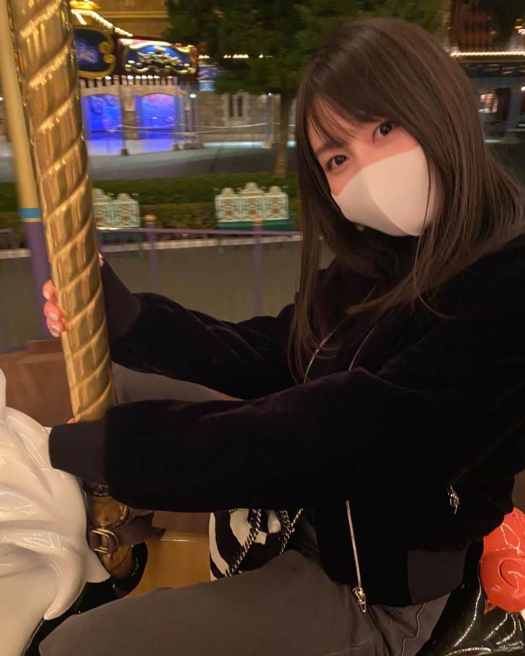 のインスタグラム：「. 夜３時間だけディズニーランド行ってきた🐭 美女と野獣素敵だった🥺♡ . 大満足！ありがとう！！ . #disneyland #tdl #jcbマジカル」