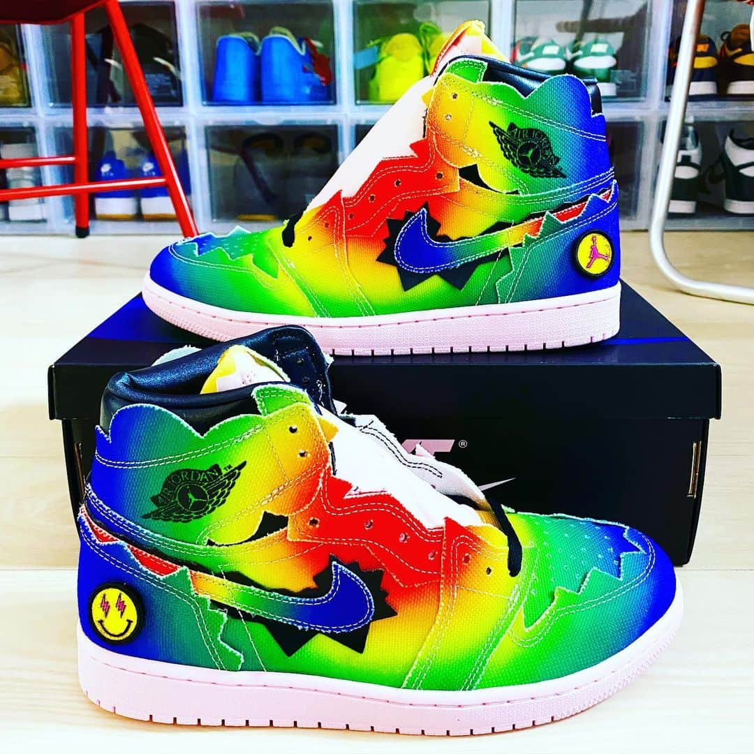 金丸佳右のインスタグラム：「AJ１×J.Balvin  色気狂いのカラーリングが👍  #nike #sneakers #jbalvin #jordan #jordan1  #aj1 #color #colorful #fashion #workout #筋肉美容師」