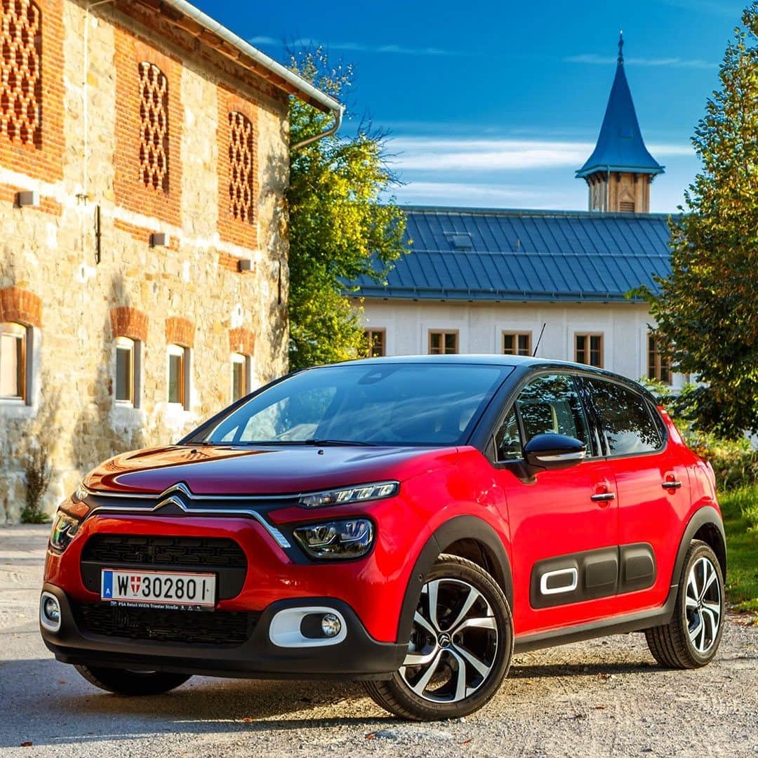 Citroënさんのインスタグラム写真 - (CitroënInstagram)「Roll out the red carpet!  New Citroën C3 strikes a pose draped in its Elixir-red gown 📸  #NewCitroënC3 #97CustomisationCombinations #Customisation #CitroënAdvancedComfort #Citroën #CitroënC3 #Personalised #Colour #Newcar #Lifestyle #Design #Fashion #Comfort #Instacar #Carsofinstagram #Car #Auto #Vehicle」12月12日 0時59分 - citroen