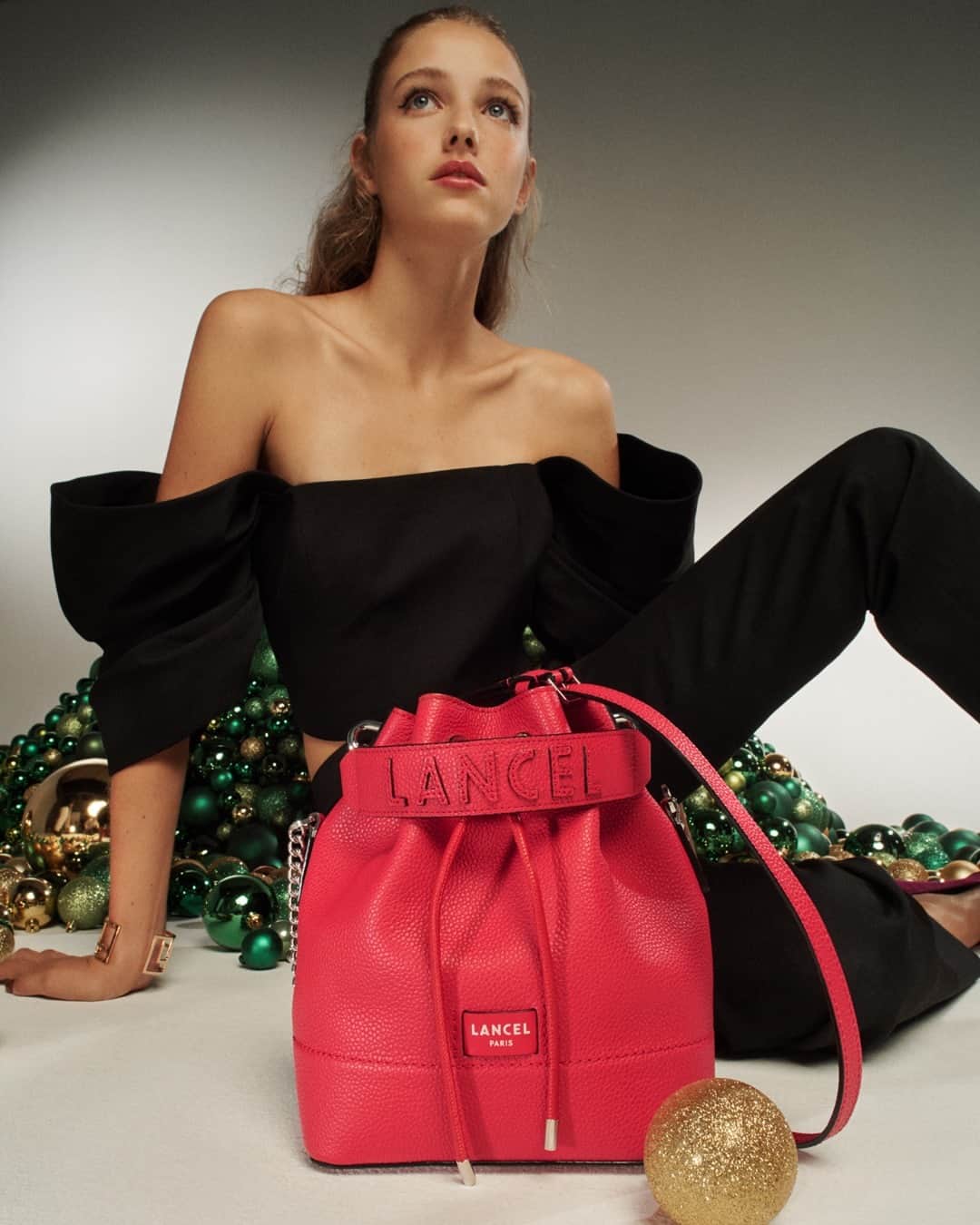 のインスタグラム：「SOS cadeaux en détresse ?  Explorez vite notre catalogue de Noël depuis le lien de la bio !  Ninon – Cuir grainé – Framboise Looks like we found the perfect Christmas bag… Ninon – Grained leather – Raspberry #NinonByLancel #ChristmasIsComing #Lancel」