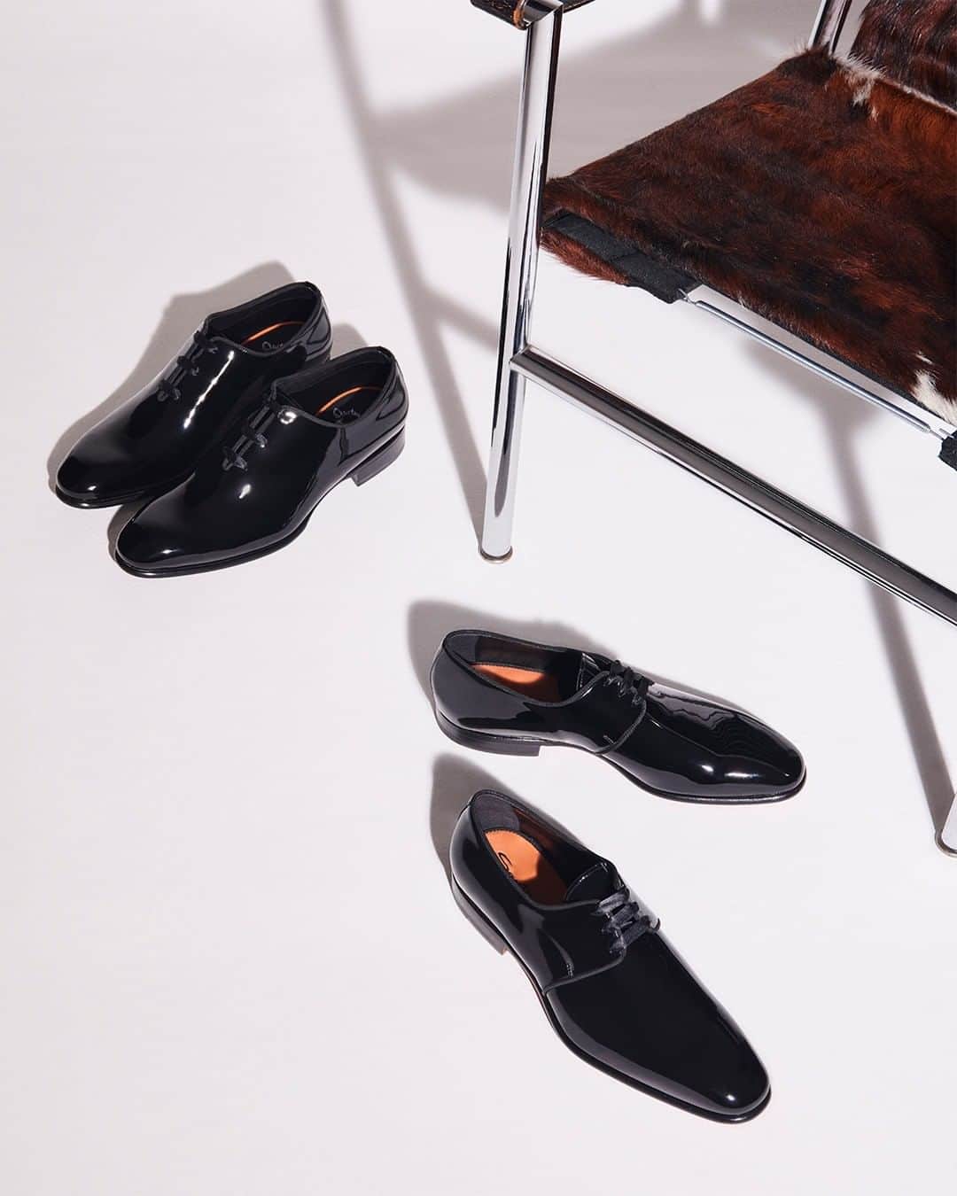 サントーニのインスタグラム：「There has never been a better time for some love and joy.  The true spirit of the holidays lies in your heart, but also in the shoes you choose to wear.  #Santoni #madeinsantoni #asparkofbeauty」