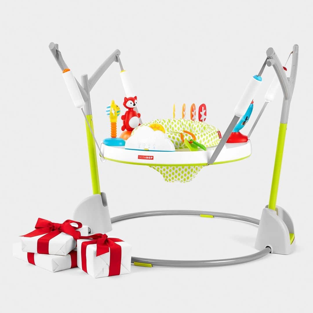 Skip Hopさんのインスタグラム写真 - (Skip HopInstagram)「They'll jump for joy with this gift! 🎁 Watch baby sit, swivel and bounce in our Explore & More™ Jumpscape Fold-away Jumper!   P.S. It easily folds flat for storage! 😀  #holidaysmadebetter #babygift #babyjumper #skiphop」12月12日 1時01分 - skiphop