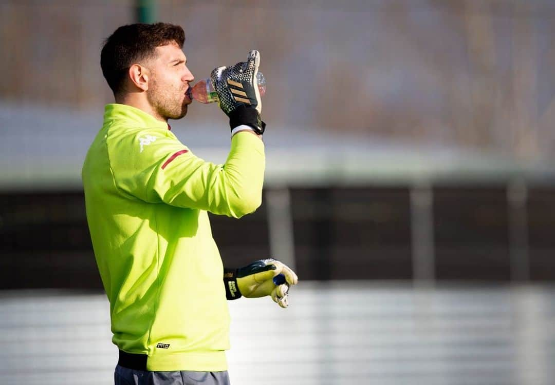 ダミアン・マルティネスさんのインスタグラム写真 - (ダミアン・マルティネスInstagram)「Solid 10 days of training , big game tomorrow 💪🏼🧤 @avfcofficial #em26  Buenos días de entrenamiento estamos listos para un lindo partido mañana 💪🏼🧤」12月12日 1時01分 - emi_martinez26