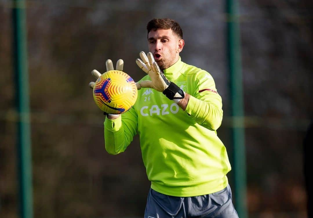 ダミアン・マルティネスさんのインスタグラム写真 - (ダミアン・マルティネスInstagram)「Solid 10 days of training , big game tomorrow 💪🏼🧤 @avfcofficial #em26  Buenos días de entrenamiento estamos listos para un lindo partido mañana 💪🏼🧤」12月12日 1時01分 - emi_martinez26