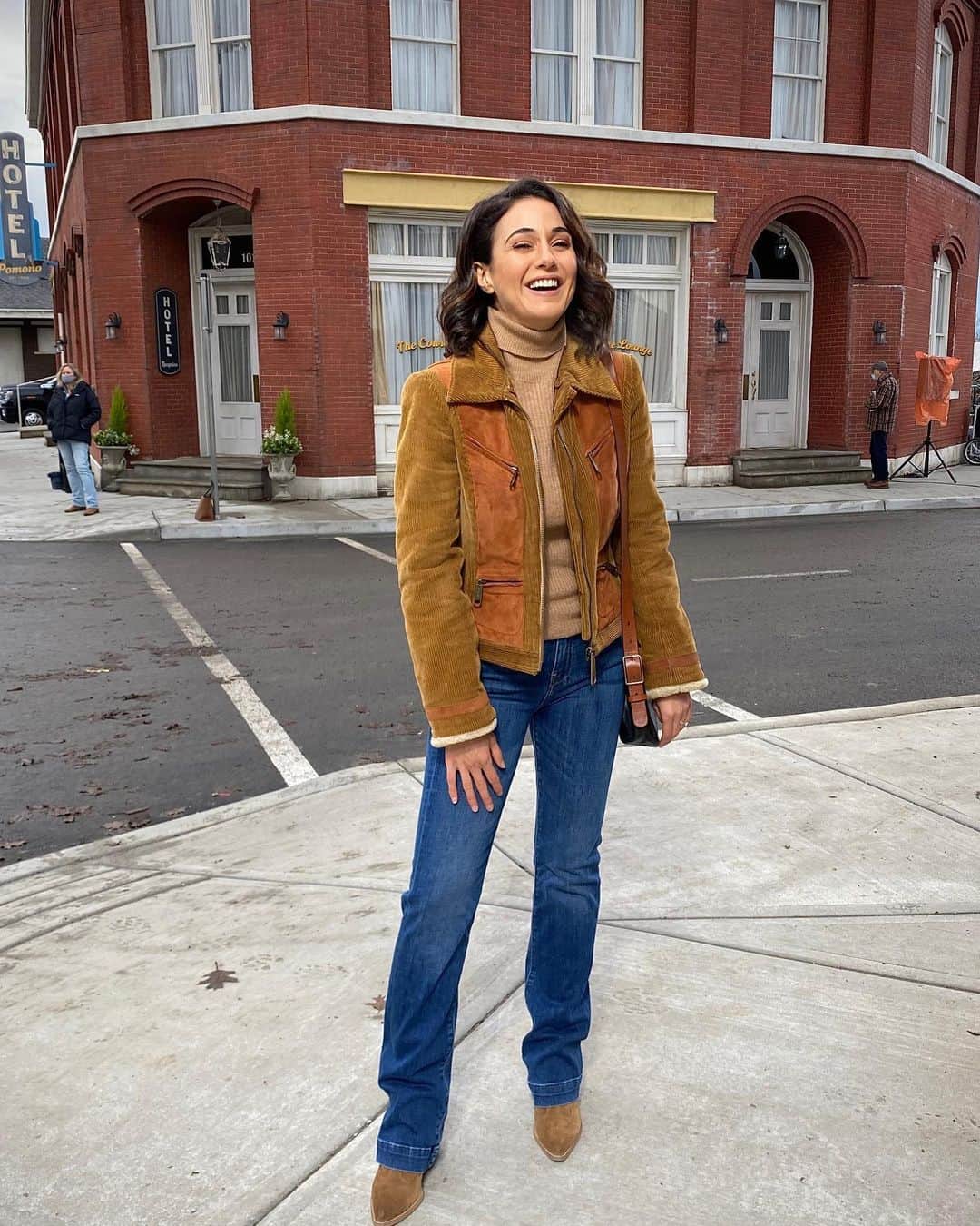 エマニュエル・シュリーキーのインスタグラム：「This photo was taken by my t.v hubby @erikvaldez and it perfectly captures the joy I felt yesterday on my birthday. There is nothing I cherish more than being able to work on my actual day, I always think it’s a good omen:) A special shout out to my  cast and crew of @cwsupermanandlois  You are such  an incredible group of humans that I feel so lucky to be on this journey with. We are definitely making something special ☺️ I am truly overwhelmed  in the best possible way by the love and kindness I was shown yesterday from my friends and family near and far. This year has consisted of so many highs and lows, and the lows were especially intense... when I felt the lows I was always aware that I was tapping into the collective, knowing this bizarre year has presented incredible challenges for so many. The love I was shown tho seemed to soften all of that and today I only feel gratitude for all of it. If there is one thing I am certain of it is that love heals.. so for all of you needing a dose of  love know I am sending so much of it into the world and I hope you can feel it. Thank you for your kindness and generosity and beautiful wishes.. this is 45❤️ #happyfriday #shabbatshalom #happychanukah」