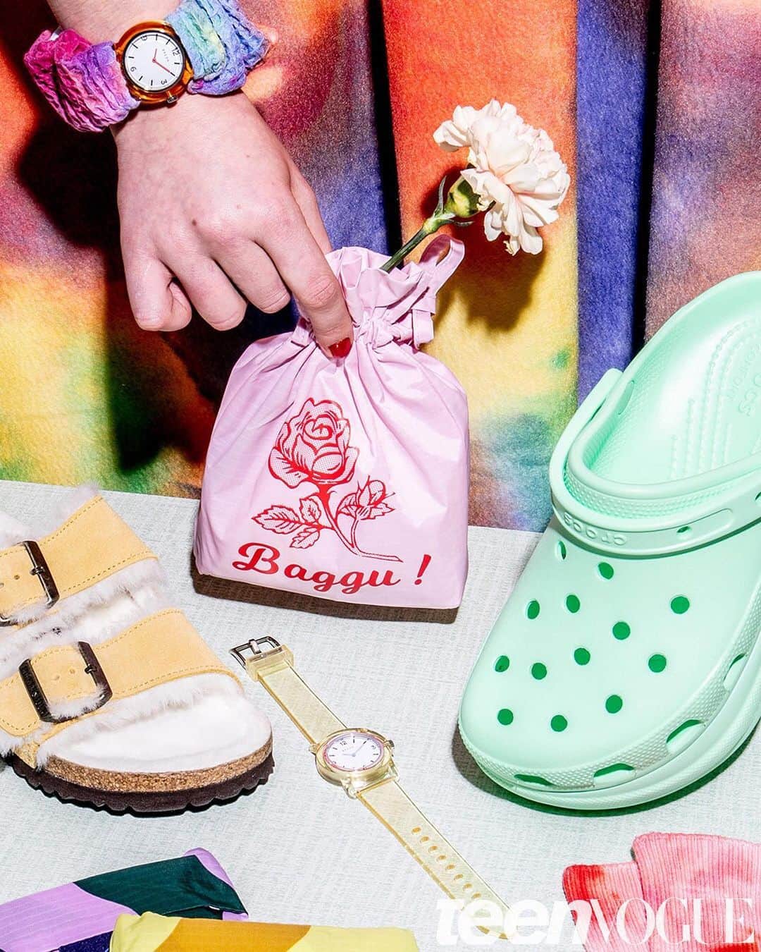 Teen Vogueさんのインスタグラム写真 - (Teen VogueInstagram)「'Tis the season to treat yourself and those you love! 🎁✨ To help you along the way, we present our Ultimate WFH Gift Guide: from kitchen utensils to video games, here's everything that makes staying inside worthwhile. See it all at the link in bio.  ✍️: @biancamnieves  📸: @anameizing  🎨: @emilyzirimis  🤝: @lizcoulbourn」12月12日 1時14分 - teenvogue