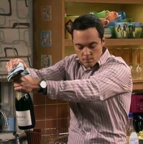 ビッグバン★セオリーのインスタグラム：「Cheers to the weekend 🍾 🥂  . . . @therealjimparsons @kaleycuoco @sanctionedjohnnygalecki @missmayim @themelissarauch #competition #giveaway #johnnygalecki #mayimbialik #kaleycuoco #melissarauch #simonhelberg #jimparsons #jerryoconnell #kunalnayyar #leonardhofstadter #amyfarrahfowler #pennyhofstadter #bernadettewolowitz #sheldoncooper #thebigbangtheory #bigbangtheory」