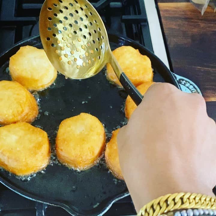 ケリスのインスタグラム：「Happy freedom Friday !!!!! This week was productive and good , but long . So I made donuts filled with apricot . I didnt get to powder them with sugar cause all the little hands cleared the plate before I could lol」