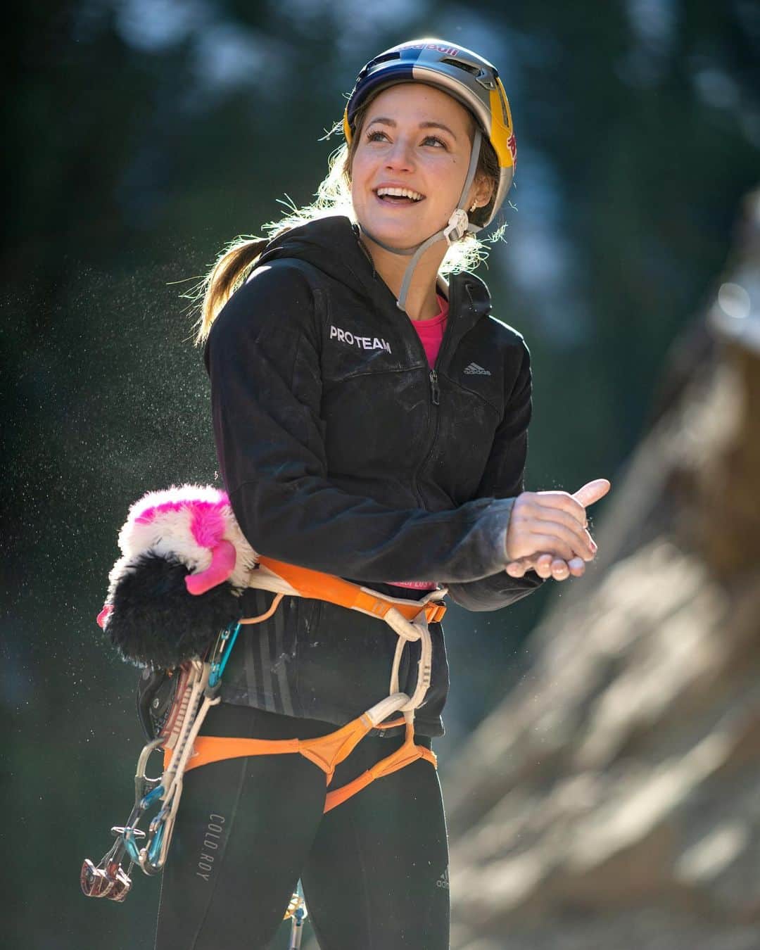 のインスタグラム：「Wondering what to get as a gift for the Holidays? You can support @righttoplayintl and have a climbing buddy that carries your chalk (keeps it warm for winter climbing too!) with this little monster! Link in bio 💞 @8bplus_rockclimbing  Photo: @ladzinski」