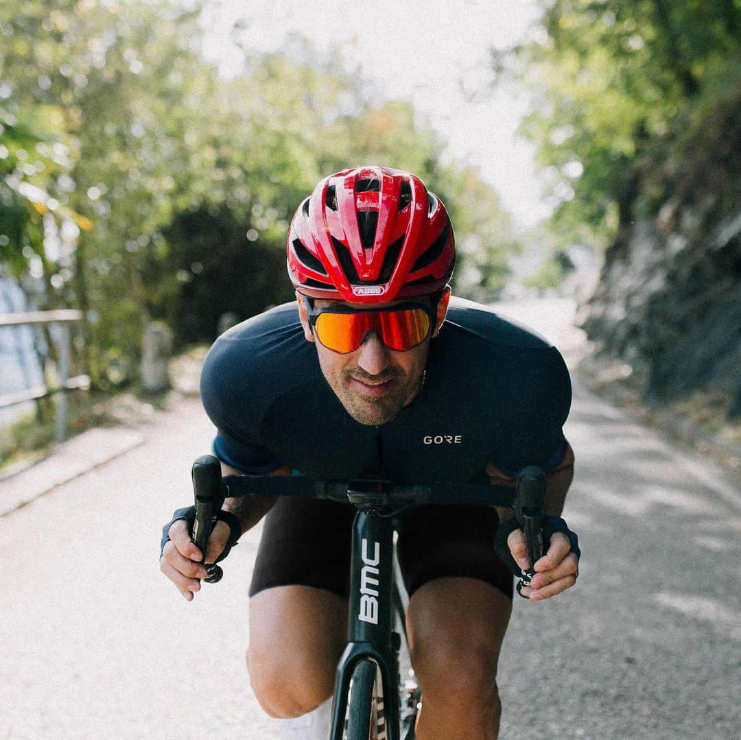 ファビアン・カンチェラーラのインスタグラム：「#throwback to warmer summer days☀️ Check out the Stormchaser helmet from @abus_cycling - the model in bright red is my favourite 👌🏼 Which one do you like best?  📸 @davidandkathrin  #TeamCancellara #cycling #roadcycling  #abuscycling #performanceprotection」