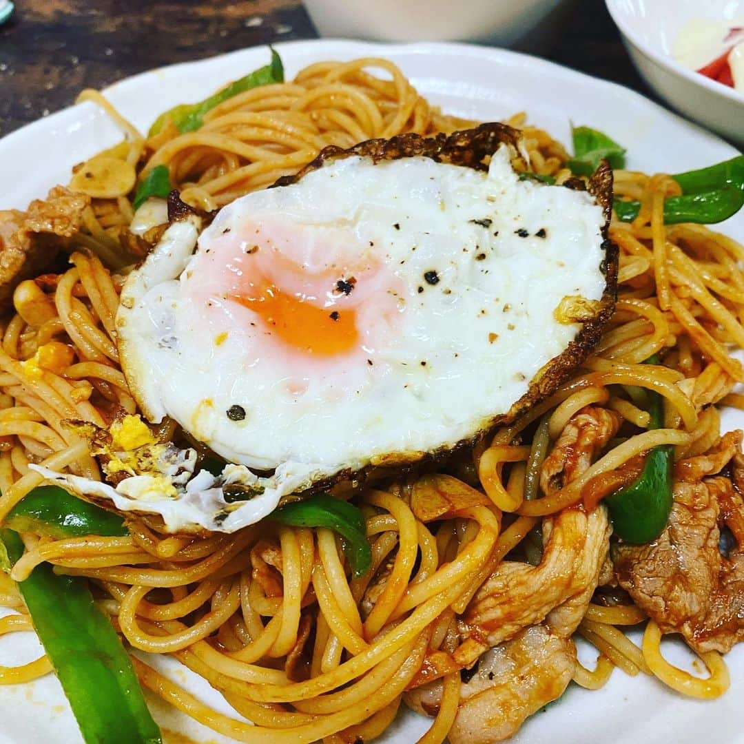 山田しょうこさんのインスタグラム写真 - (山田しょうこInstagram)「またやってしまった！ パスタ適当に茹でてなんちゃって3人前💦 ぺろっと食べた自分が怖いよ😭 目玉焼きナポリタンうますぎた〜😭 やわらかめにゆでて、 しっかり麺にオリーブオイルをなじませて、 一旦冷ましてから味付けする高崎パスタ風にしたんだけど、 これすると麺がモチっとして味が良くからむのです、 とマツコの知らない世界で学びました✌️✌️ #パスタ  #ナポリタン  #高崎パスタ  #マツコの知らない世界」12月12日 1時20分 - shokokrake0611