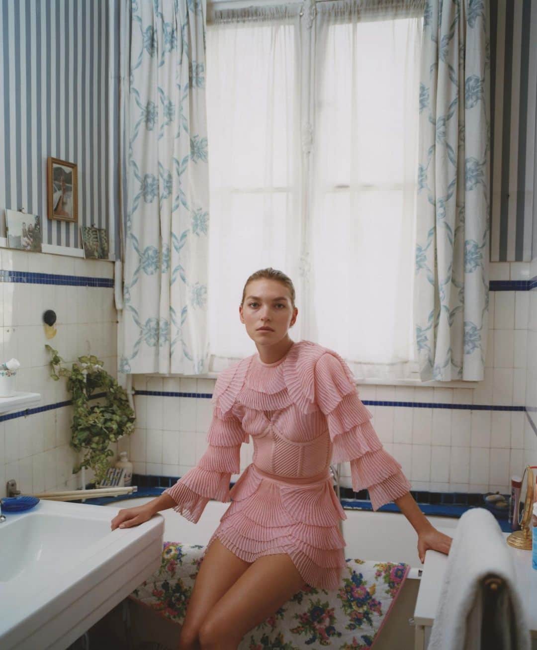 アリゾナ・ミューズのインスタグラム：「Seeing as though the bathroom is my favourite room of late...I’m here on a bath to bring you some more sustainable gift inspo for any self care/pamper enthusiasts you might know and love 🛀   When you start looking at sustainable products you really notice the extra care that goes into every detail, from the packaging to the stories about the products, where they’re made, who made them...  Ethical gifts just feel more special to receive. Their packaging is more creative. It seems people who prioritise the Planet understand humans and know how to give a more personalised experience.  So without further adieu….head to my stories for all the visuals, and here are some of my favourites for self care:  @the.clean.market - beautiful skincare gift sets with natural and plastic free beauty products ✅ They even have a Sustainable Kids Gift Set for anybody wanting to teach their kids to be more eco-friendly from an early age 🥺  @wearthlondon have all kinds of beautifully curated ethical gift baskets made by independent UK brands, and I love that they offer lots of self care gifts for men too.   @allnaturalsoap this is one of my favourite gifts to give - colourful, biodegradable handcrafted soaps that come in beautiful baskets big and small.   @snootycatz - this actually featured in one of my Sustainable Sundays, their Zero Waste starter gift set for anybody looking to reduce single-use plastic. One of the best items is their Himalayan deodorant salt in an Egg shape, the prettiest deodorant you will ever see. I never knew deodorants could be so exciting. Forget Christmas and buy this for yourself.  @lagent - just go and have a look, everything is beautiful and you’ll be scrolling forever.  @aphrodite_and_ares - they say “be conscious with style” and I couldn’t agree more, being sustainable doesn’t mean sacrificing beautiful things. It’s actually the opposite. Eco-friendly, cruelty-free and plastic-free is real luxury.  @soapfolk - certified organic soap makers from the beautiful Stroud Valleys. Their soap and soapdish pairing is a beautiful handmade gift. Pretty soap dishes are hard to find (a niche struggle)  Please share your recommendations!」