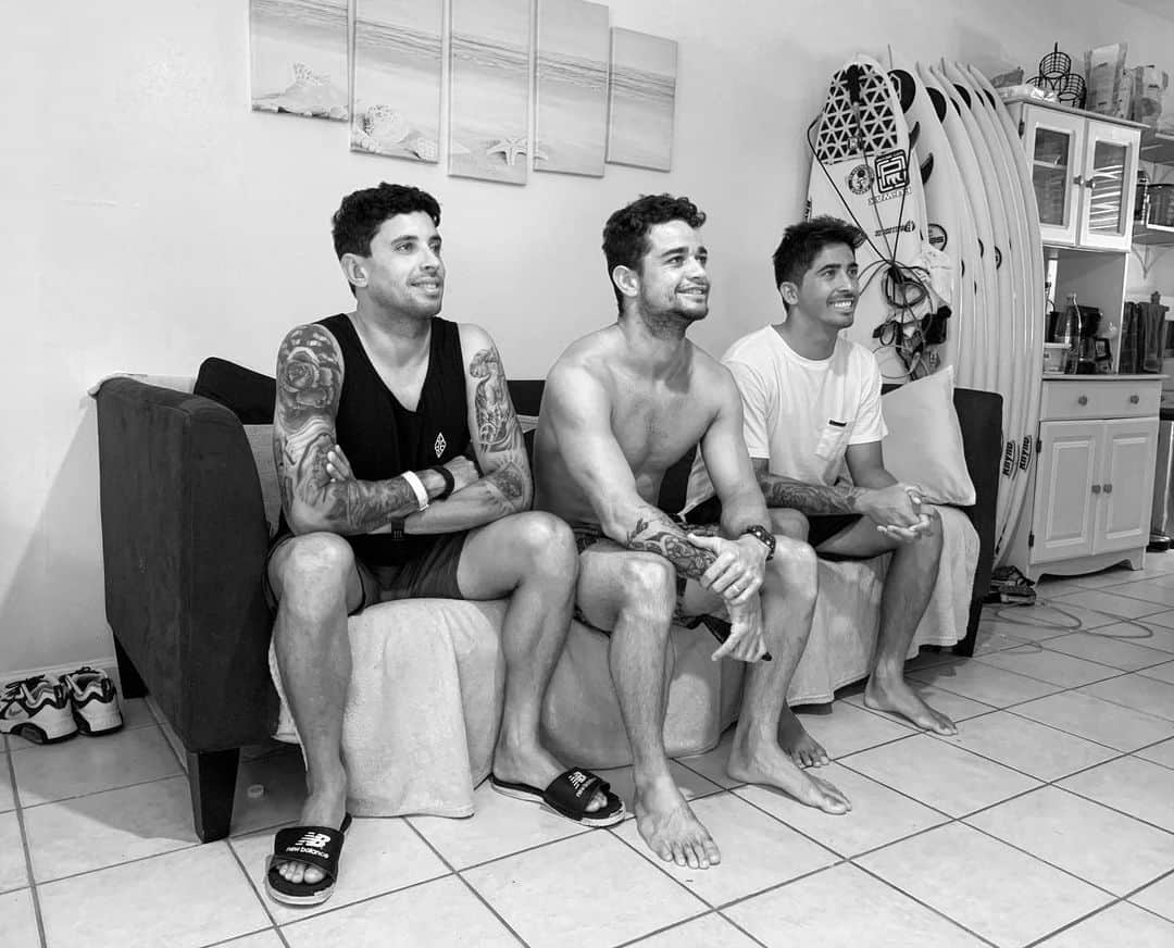 ミグエル・プッポのインスタグラム：「Mais um day off por aqui. O jeito é ver baterias dos anos anteriores, estudar um pouco, dar risada com esses dois @alexribeiro89 @dvdsilva , fazer um alongamento e cuidar do corpo. Descansar também faz parte do jogo」