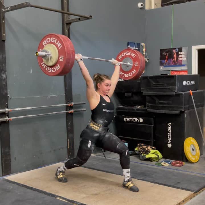 マッティ・ロジャーズのインスタグラム：「Pain alters movement. In some it’s noticeable & in others it’s very subtle. I know there’s a large belief in “push through the pain”, but there is a HUGE difference in training pain/difficult workout pain/tight pain and injury pain, and learning the difference is integral to any moderate-high level training. Training through injuries without altering programming and adjusting to find movements you CAN do & a proper accessory/rehab plan will only lead to more issues. Never mind it just being flat out miserable, not sustainable & it does NOT lead to longevity in sport.   I have a fracture & herniation at L5/S1 from 2019 Pan Ams (see last jerk lol). (I never went back for my post Olympics imaging bc well.... it didn’t happen yet) It took a solid month+ to even be able to put socks on myself and do more than go for a walk for training. With the help of some wonderful PTs, I got back to a point where I could start working my way back into lifting & programmed myself back to training in time for worlds qualifiers that year. Luckily for me, my only lasting issue from this is gnarly spasms every so often & 95% of the year is PAINFREE. UNLUCKILY for me, those spasms always seem to happen at the most inconvenient times, ie right before “do or die” meets. Taking a step back from lifting and focusing in on specific accessory work (I already do about an hour+ per day ANYWAY) is usually the answer, but sometimes we can’t do that with meets around the corner. So I have to manage it as best I can & sometimes that means smelling salt-ing my way through my meet lifts.   I’m grateful for my week off of reg training to give things time to settle. I’d been breaking my own rules of “training through” & could feel my movement suffering the last 4-5 weeks. Do as I say, not as I do, right? Could I be training as normal right now? YEP. Would it help me in the long run? NOPE. Excited for hopefully a pain free start on Monday.」