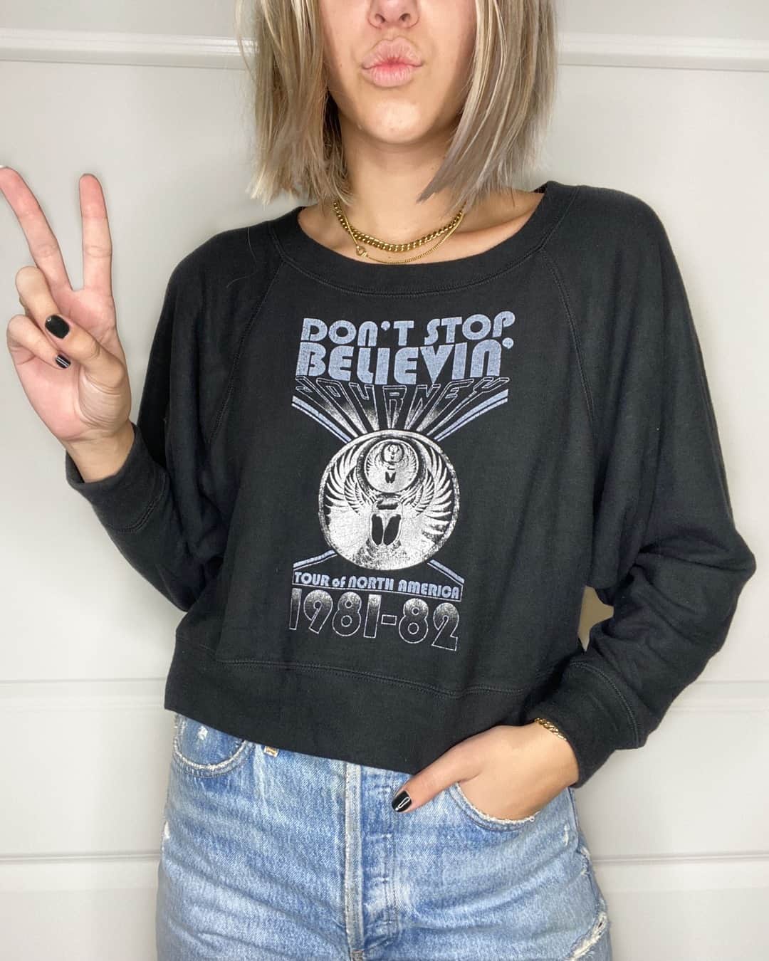チェイサーのインスタグラム：「Pick your favorite Journey song⤵️⚡️🖤⠀⠀⠀⠀⠀⠀⠀⠀⠀ 1️⃣ "Don't Stop Believin'"⠀⠀⠀⠀⠀⠀⠀⠀⠀ 2️⃣ "Faithfully"⠀⠀⠀⠀⠀⠀⠀⠀⠀ 3️⃣ "Any Way You Want It"⠀⠀⠀⠀⠀⠀⠀⠀⠀ 4️⃣"Open Arms"⠀⠀⠀⠀⠀⠀⠀⠀⠀ /// #chaserbrand #journey #rocknroll #graphictee #bandtee #graphicsweatshirt #rockband #rockandroll #dontstopbelievin #faithfully #anywayyouwantit #openarms style#: JRY021」