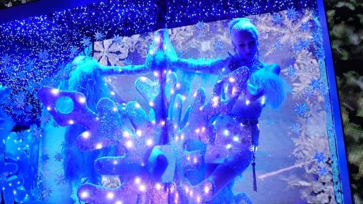 Bloomingdale'sのインスタグラム：「Hey, NYC! 👋 Our holiday windows at #Bloomies59 are practically *guaranteed* to get you in the spirit of the season. Come check them out on Lexington Avenue between 59th and 60th Streets 🌟」