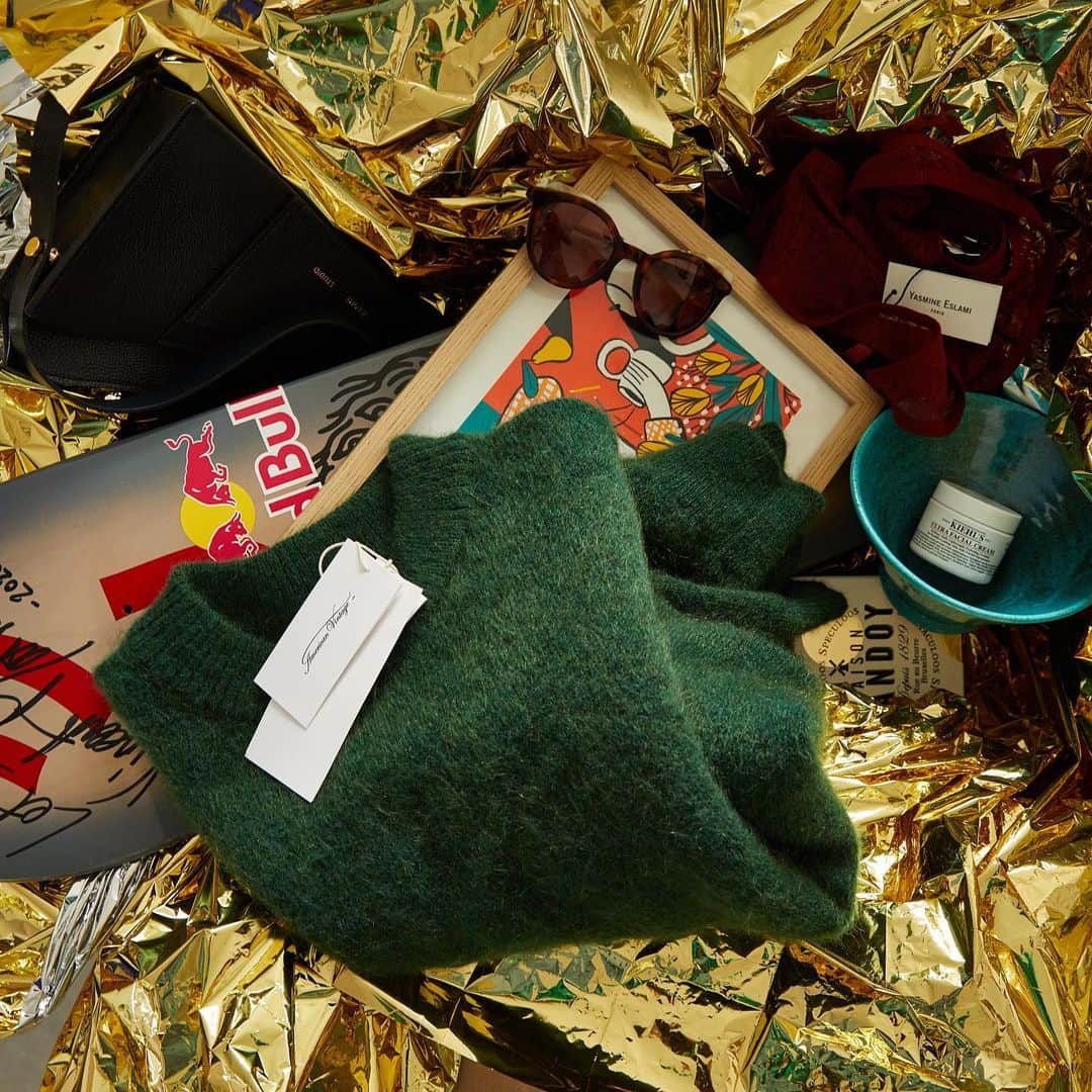 アメリカンビンテージのインスタグラム：「🎁 JEU CONCOURS DES FÊTES 🎁 ALERTE JEU CONCOURS !   Tout au long du mois de décembre, nous nous associons avec plusieurs de nos marques et artistes indépendants préférés pour apporter un petit plus d’amour dans votre quotidien.  Il y en aura pour tous les goûts : art, cosmétique, lingerie, accessoires mode et food, évidemment.   Merci @kiehlsfrance , @poterieravel , @yasmineeslami , @jeromestudio @woodysbarcelona , @maisondandoy , @caroline.laguerre , @vincent_matheron .  C’est notre façon de vous remercier pour votre soutien continu et de vous présenter les marques que nous aimons 💗  Nous vous donnons rendez-vous dans quelques jours pour le premier concours. Restez connecté(e)s & partagez le post à vos ami(e)s!  Si vous voulez être sur de ne rien louper, pensez à activer les notifications pour nos publications et enregistrer ce post. . #americanvintage #amvfestiveseason ___  🎁 FESTIVE GIVEAWAY 🎁 GIVEAWAY ALERT! Yay!   Throughout the month of December, we are teaming up with a bunch of our favourite independent brands and artists to bring a little extra love into your everyday. Expect art, lingerie, cosmetics, accessories and food, duh.   From @kiehlsfrance @poterieravel @yasmineeslami , @jeromestudio @woodysbarcelona , @maisondandoy , @caroline.laguerre and @vincent_matheron . It’s our way of saying thank you for your continuous support and introduce you to the businesses we love 💗  Come back in a few days for the first competition. Stay tuned & share to your friends! To not miss anything, turn on the notifications for our posts and save this post. . #americanvintage #amvfestiveseason」