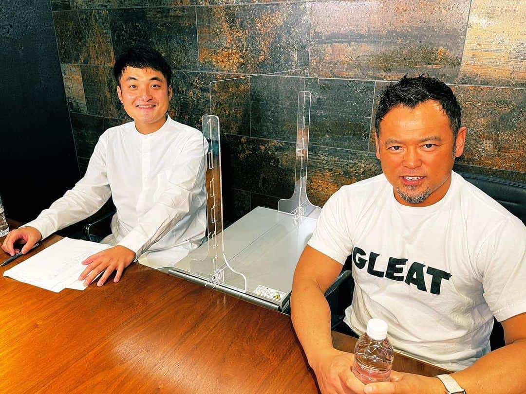 青木泰寛のインスタグラム：「#カズハヤシ 選手と初トーク 当初の予定よりも1時間半オーバー  これ編集大変だよ😂  この模様は #gleat のYouTubeチャンネルにて配信されます👏  #lidet」