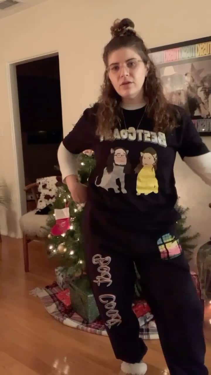 ベスト・コーストのインスタグラム：「if this video doesn’t convince you to buy our new holiday merch ... i completely understand. ⁣ ⁣ link in bio to shop if you’re able. thanks for supporting us during this weird year 💕」